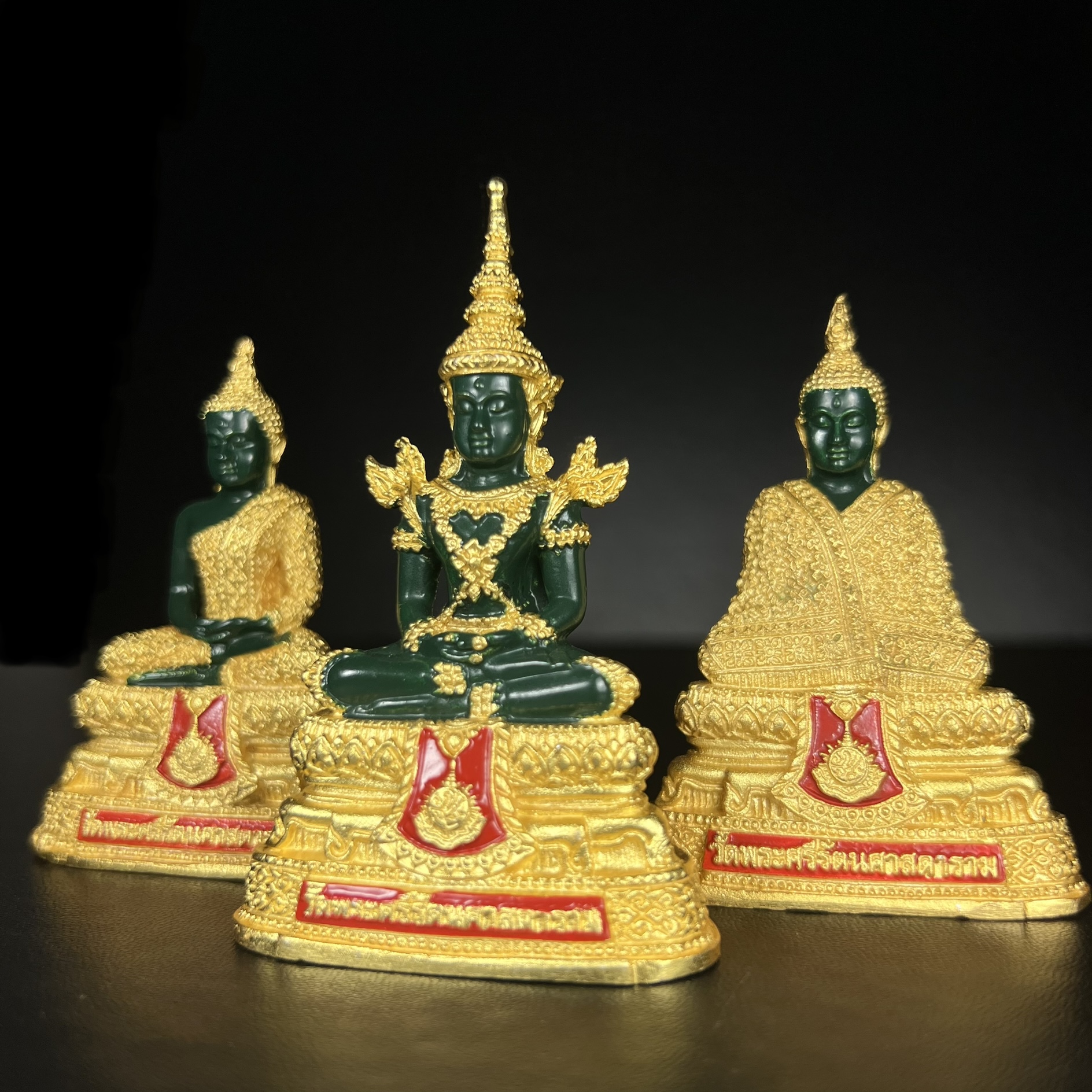 พระพุทธมหามณีรัตนปฏิมากร(พระแก้วมรกต) วัดพระศรีรัตนศาสดาราม สำนักพระราชวัง จัดสร้าง ชุด 3 ฤดู(ร้อน ฝน หนาว) หน้าตัก 2 นิ้ว(บรรจุมวลสารใต้ฐาน)