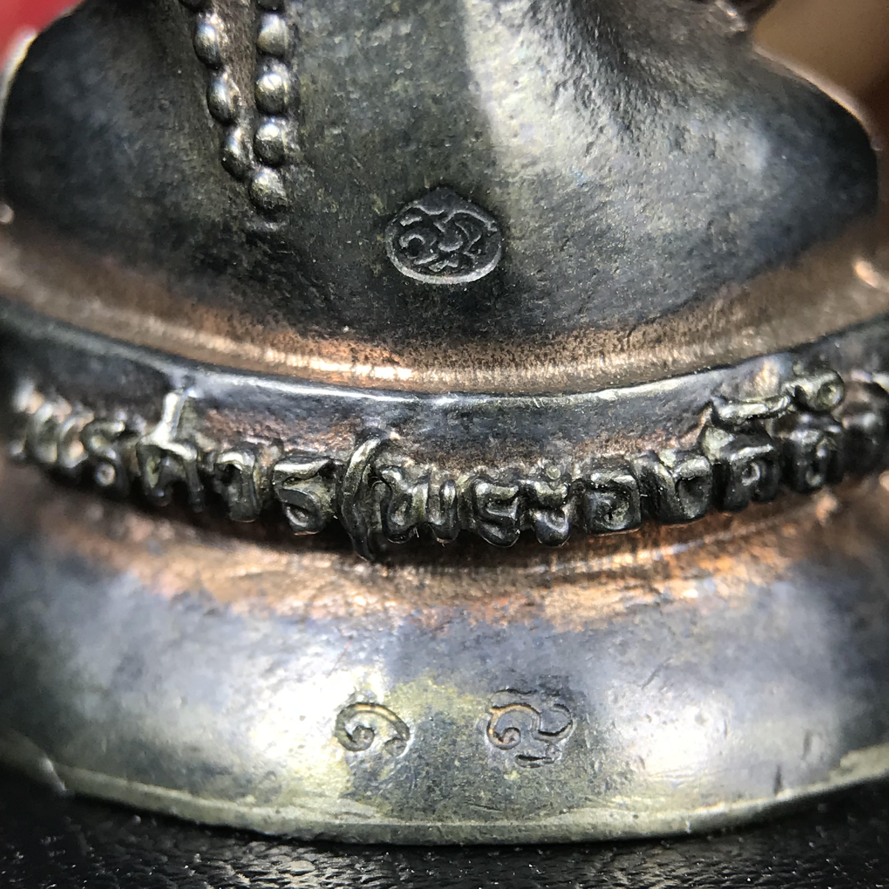 พระกริ่งนเรศวรพระองค์ดำ + พระชัยวัฒน์พระองค์ดำ อนุสรณ์ 100 ปี พิษณุโลกพิทยาคม (โรงเรียนชาย) พิธีจักรพรรดิมหาพุทธาภิเษก ปี 2542 เนื้อนวโลหะ(เต็มสูตรแก่ทองคำ) พิธีใหญ่มวลสารดีเกจิอาจารย์ยอดนิยมร่วมปลุกเสก*** ตอกโค้ดและหมายเลข*** 1 ใน 4999 องค์ ยอดนิยมหายาก