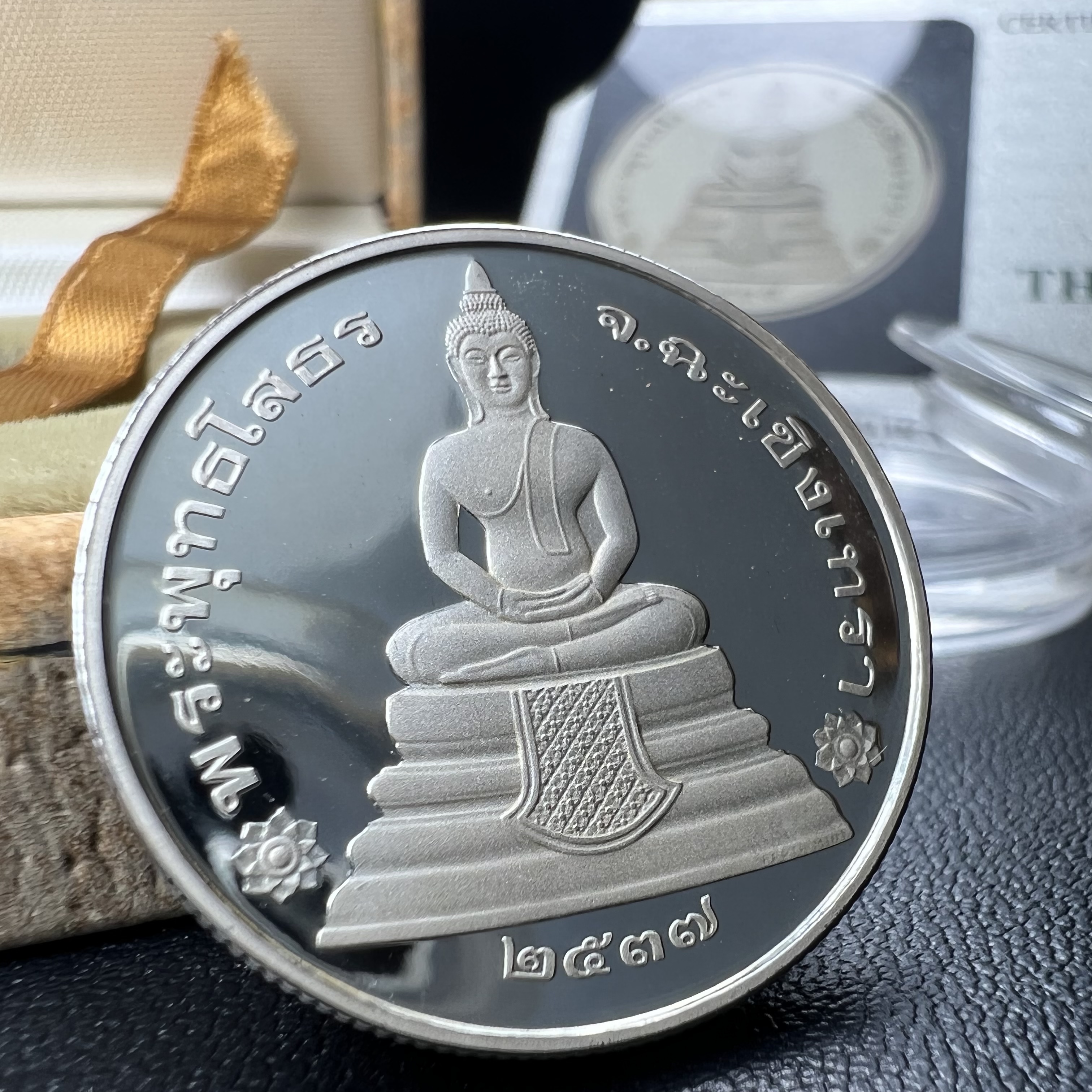 เหรียญพระพุทธโสธร รุ่นนานาชาติ(รุ่นแรก) วัดโสธรวรารามวรวิหาร ปี 2537 หลังพระธรรมจักร เนื้อเงินขัดเงา ขนาด 2.5 มม.สภาพสวยพร้อมกล่องและการ์ดใบรับรองเดิมครบสมบูรณ์(1 ใน 5000 เหรียญ)