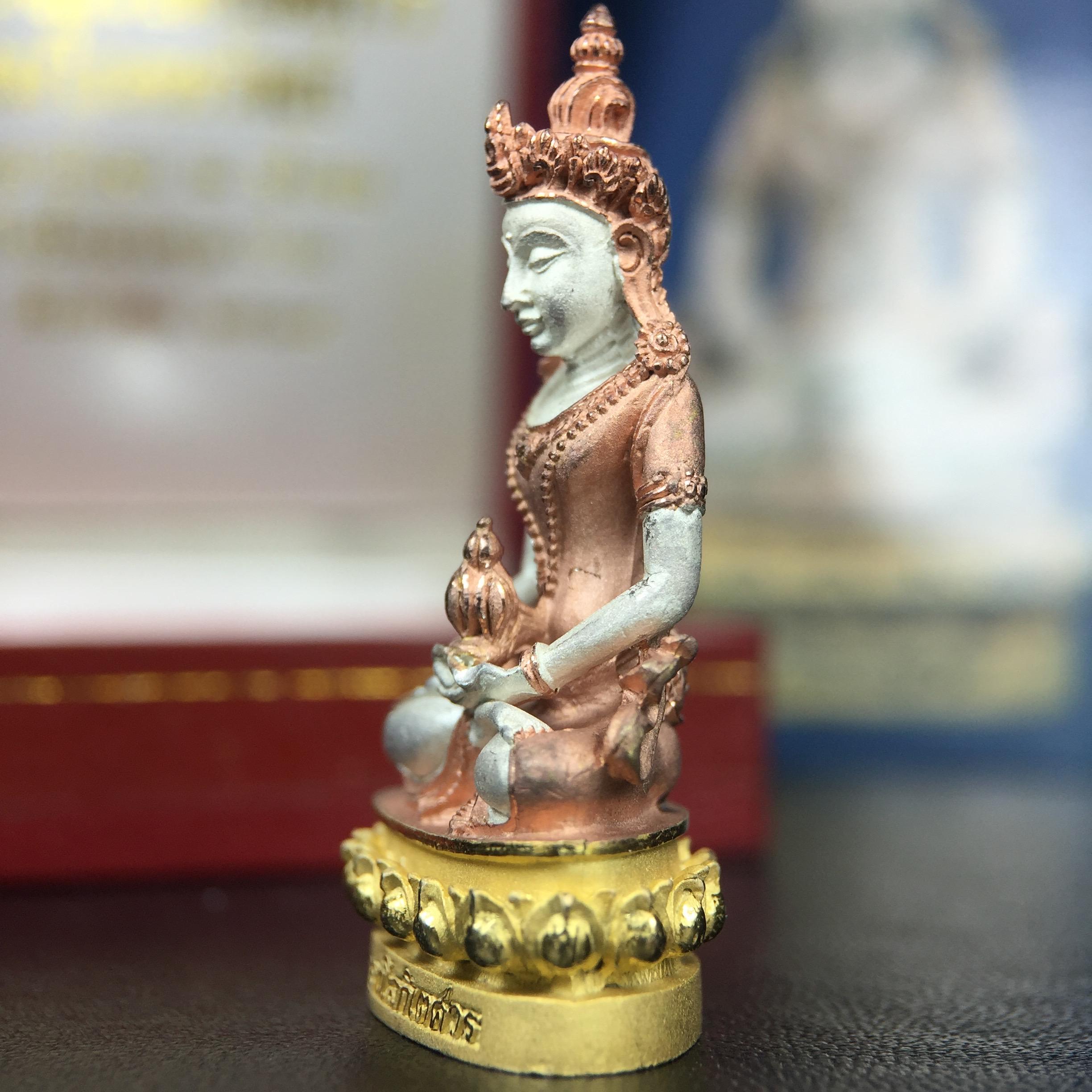 พระกริ่งอวโลกิเตศวร ( เจ้าแม่กวนอิม ) วัดโพธิ์แมนคุณาราม เนื้อเงิน 3 กษัตริย์ พ่นทราย รุ่นอุดมโภคทรัพย์ พ.ศ.2539(ผิวสวยเดิมพร้อมกล่องบรรจุการ์ดใบรับรองเดิมครบ) (อีกหนึ่งรุ่นยอดนิยม พุทธศิลป์สวยงดงาม)