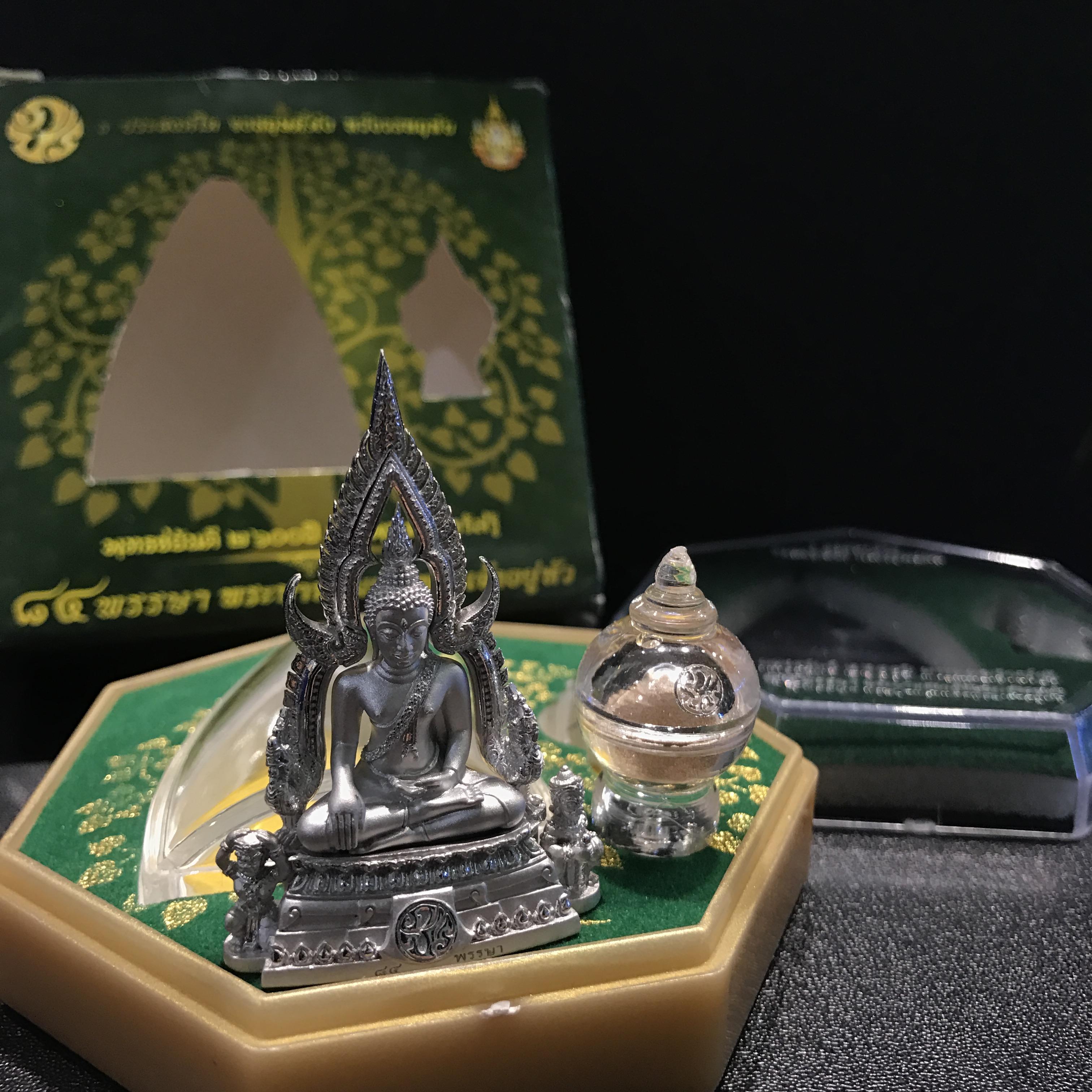 พระพุทธชินราช(จำลอง) ภ.ป.ร. 84 พรรษา เนื้อเงินชุปทองคำขาว พิมพ์ใหญ่ขนาดหน้าตัก 3/4 นิ้ว