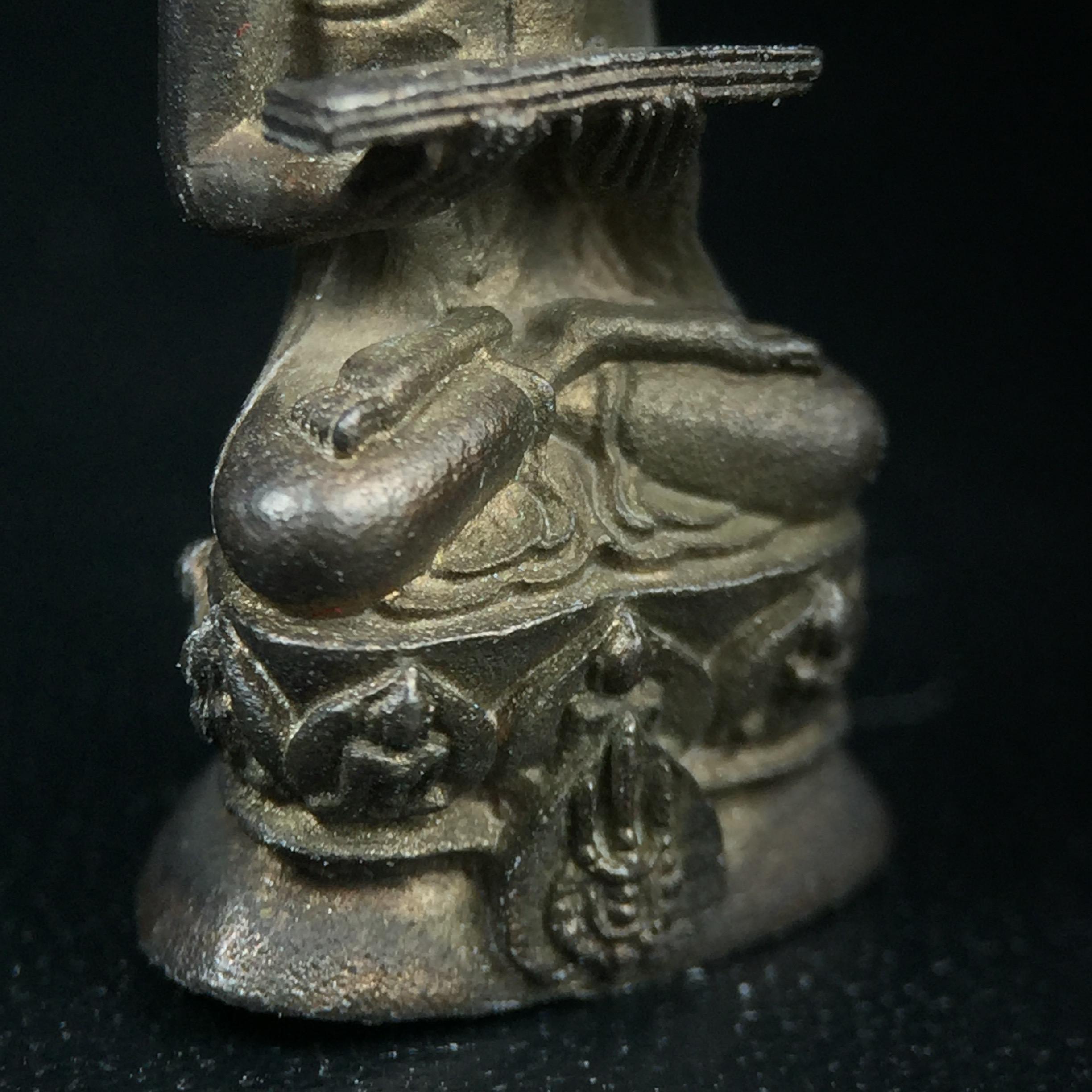 พระกริ่งปรมานุชิตชิโนรส วัดพระเชตุพนวิมลมังคลาราม(วัดโพธิ์) ปี2533 เนื้อนวโลหะ ( ในหลวงรัชกาลที่9เสด็จเททอง)พิธีใหญ่ งดงามด้วยพุทธศิลป์เปี่ยมด้วยพุทธคุณ อีกหนึ่งรุ่นที่แนะนำสะสมบูชา