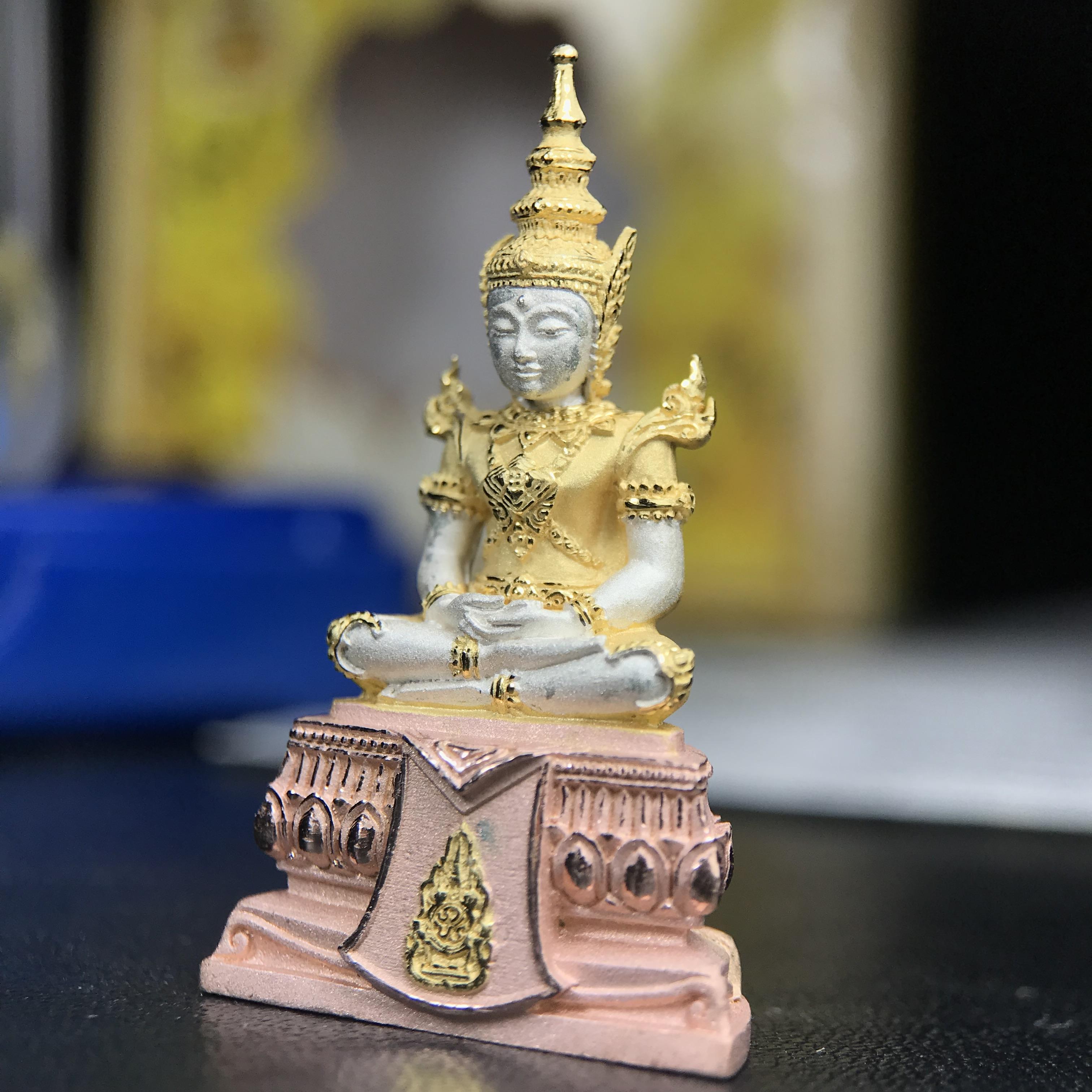 พระแก้วมรกต ทรงเครื่องฤดูร้อน พระราชทานประดิษฐานตราสัญลักษณ์ฉลองสิริราชสมบัติ ครบ 60 ปี ในหลวงรัชกาลที่ 9 พ.ศ.2549 เนื้อเงินสามกษัตริย์ลอยองค์พิมพ์ใหญ่ สูง 3.6 ซม. ขนาดหน้าตัก 1/2 นิ้ว (พิธีใหญ่มหาพุทธาภิเษก ณ พระอุโบสถวัดพระแก้ว เกจิอาจารย์ 108 รูป )