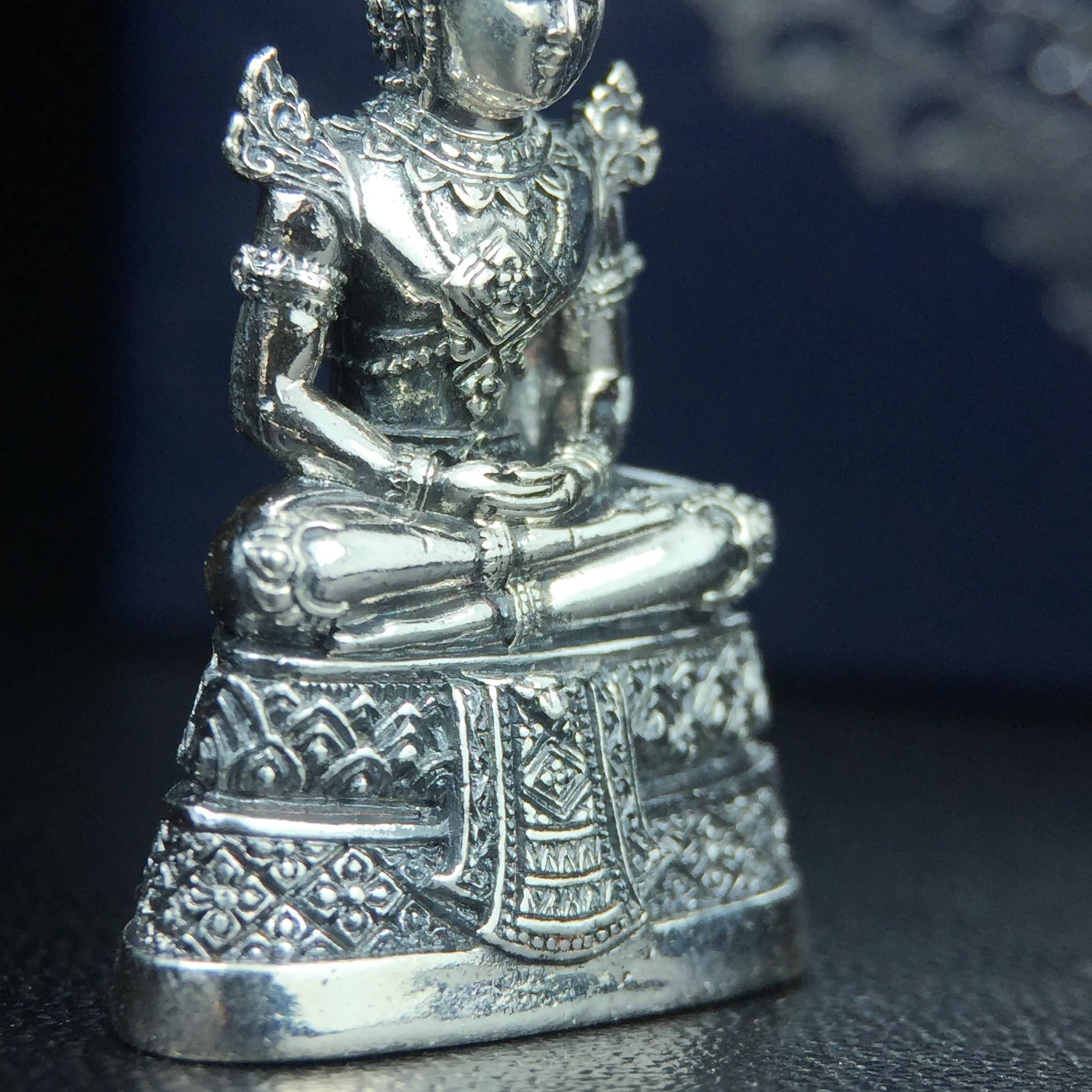 พระแก้วมรกต กรมสรรพสามิตจัดสร้างขึ้นเนื่องในโอกาสครบรอบ 64 ปีของกรมสรรพสามิต และเนื่องในวโรกาสที่พระบาทสมเด็จพระเจ้าอยู่หัวทรงครองราชย์ครบ 50 ปีในปีกาญจนาภิเษก เมื่อ พ.ศ.2539 เนื้อเงินรมดำขัดเงาพร้อมกล่องบรรจุเดิม