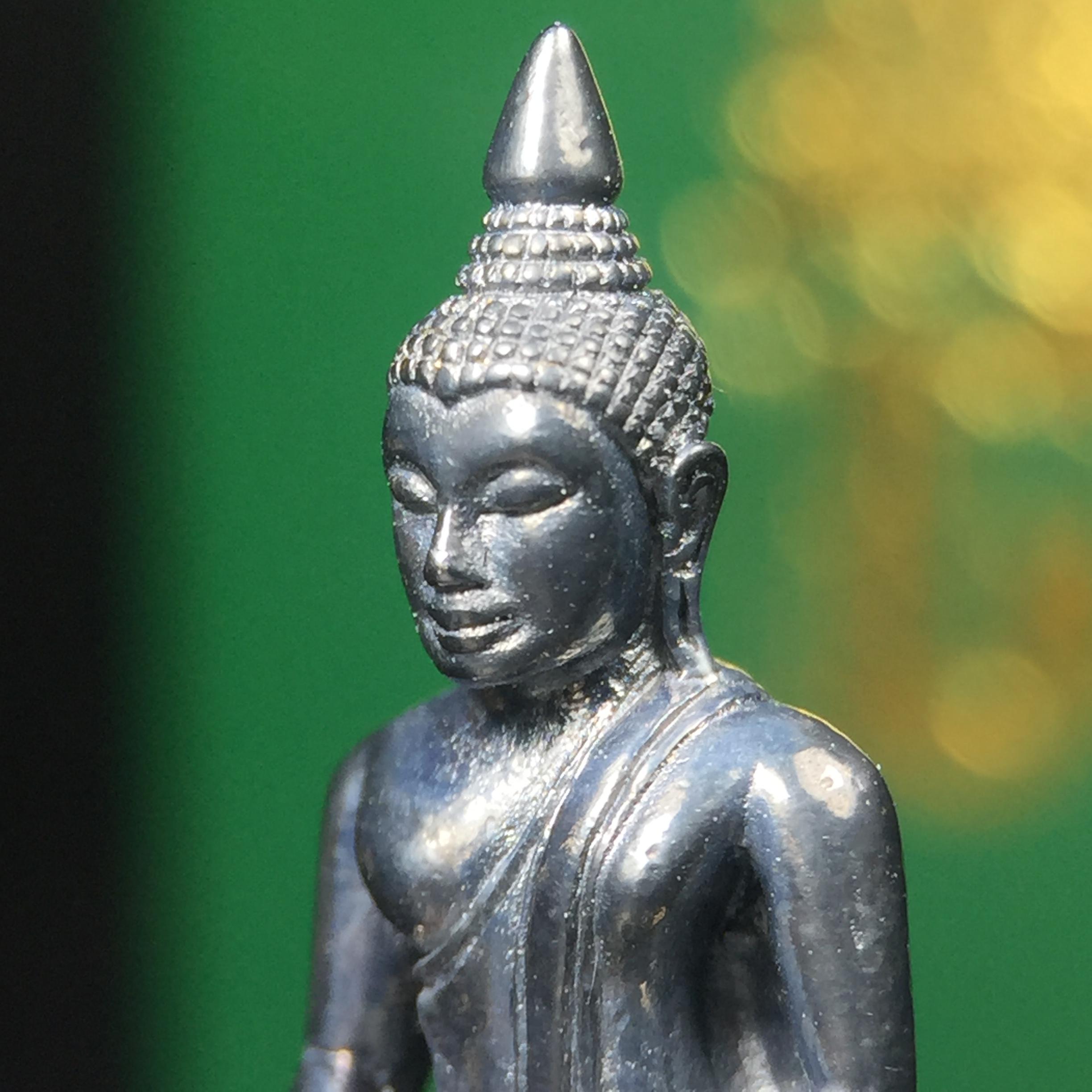 พระพุทธโสธร รุ่น กศก. 120 ปี เนื่องในโอกาสครบ 120 ปี กรมศุลกากร กระทรวงการคลัง จัดสร้าง ปี 2537 เนื้อเงินบริสุทธิ์ 99.9% ผิวขัดเงาลงดำ(งานบริษัท แพรนด้า จิวเวลรี่)สวยงดงาม ทรงคุณค่า