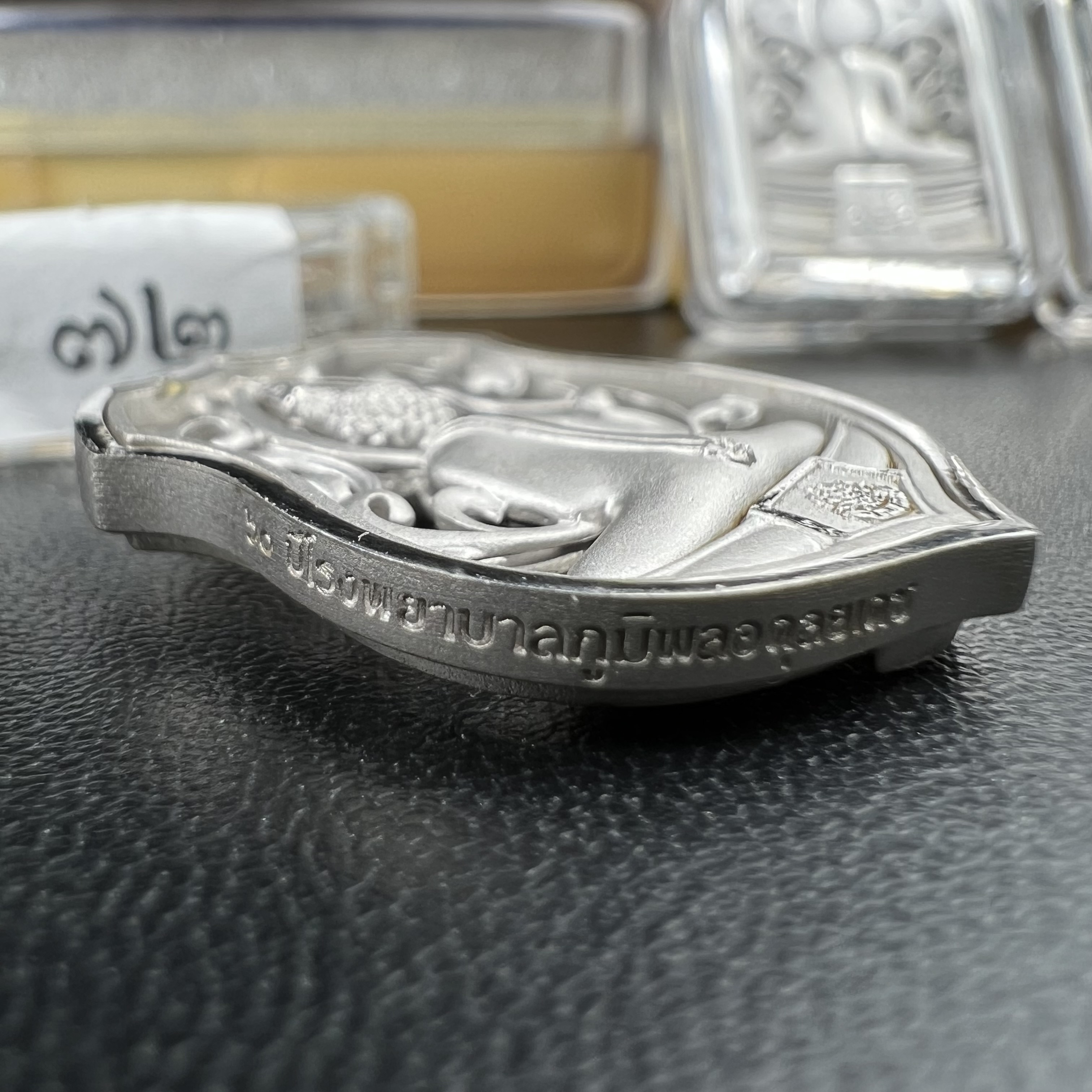 พระพุทธโสธร คุ้มเกล้าฯ ภปร.(ใต้ร่มพระบารมี คุ้มเกล้า) 60ปี รพ.ภูมิพลฯ พ.ศ.2552 เหรียญเนื้อเงิน ชุบทองคำขาว(พิมพ์ รูปอาร์ม+รูปใบมะขาม+รูปห้าเหลี่ยม+รูปสามเหลี่ยม)(1ชุด 4 พิมพ์ ครบทุกแบบที่จัดสร้าง)1 ใน 3000 เหรียญ ครบชุดหายาก