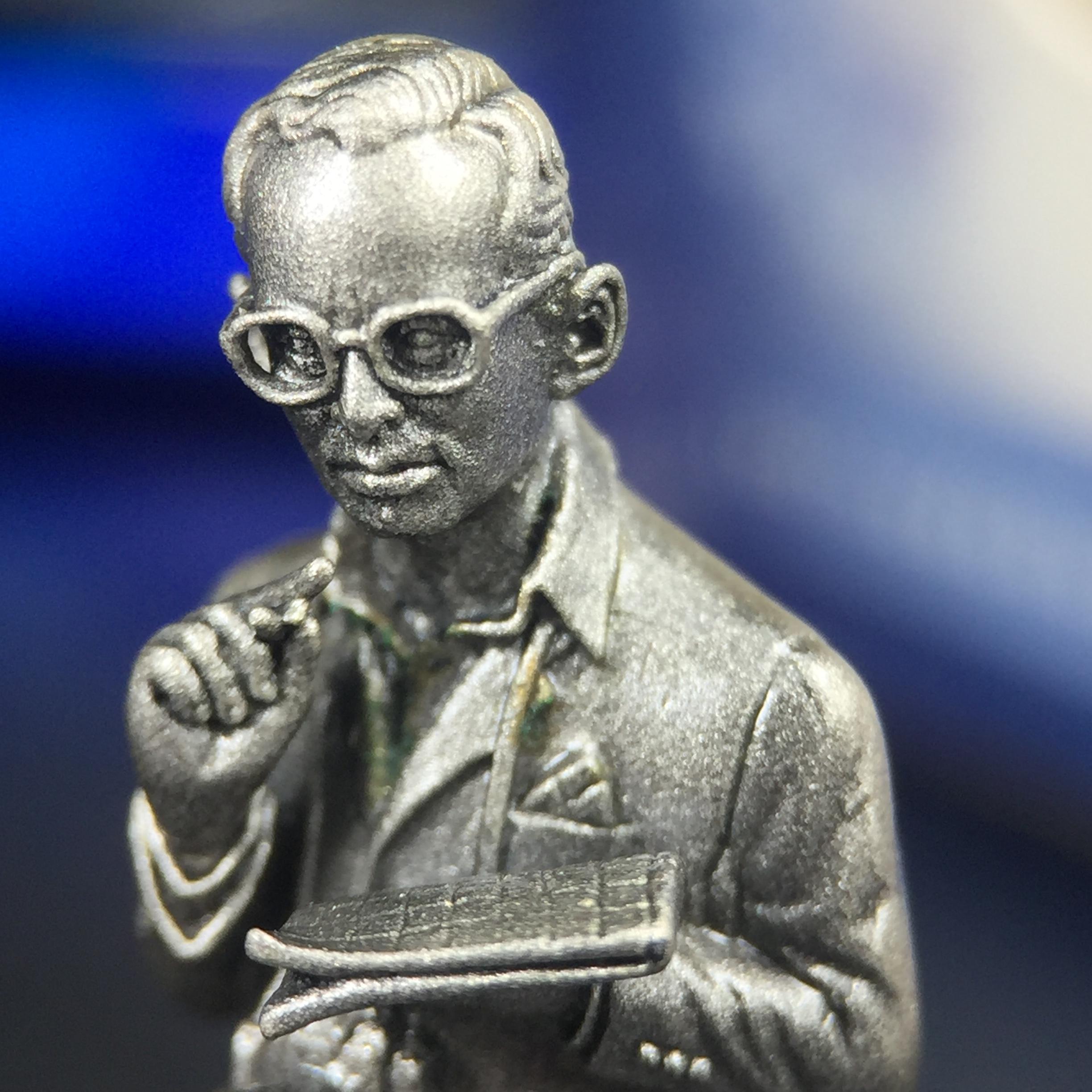 พระบรมรูปพระบาทสมเด็จพระเจ้าอยู่หัวรัชกาลที่ 9(ทรงงาน) ภปร. รุ่นเพราะแผ่นดินนี้คือแผ่นดินเกิด ปี 2551 ขนาดสูง 1 นิ้ว เนื้อบรอนซ์ชุบเงินรมดำ(ด้านหน้า ฐานพระบรมรูปฯ ประดิษฐานอักษรพระปรมาภิไธย ภ.ป.ร.)นิยมหายาก