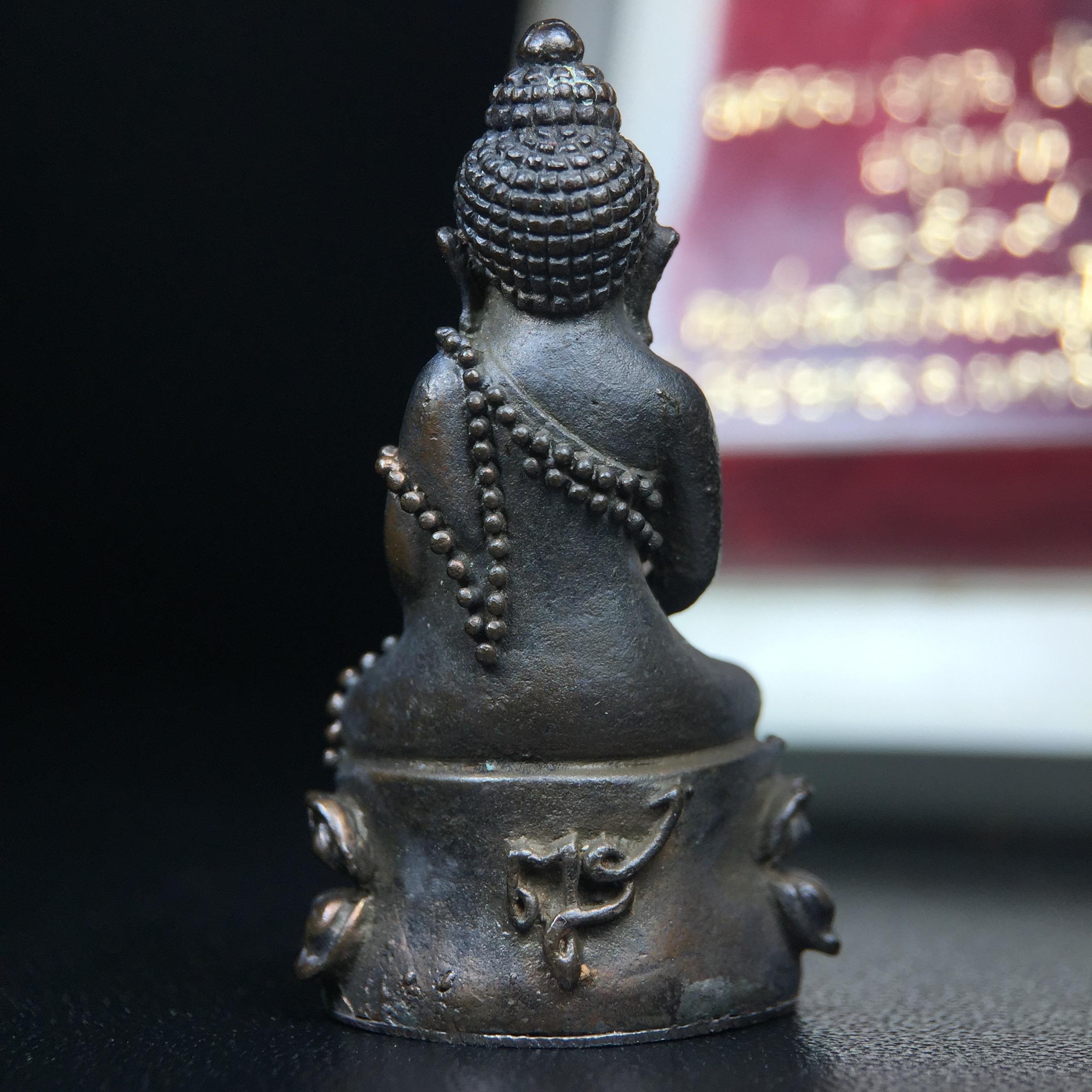 พระกริ่งญาณสังวร(พระกริ่ง ญส.)ปี 2519 เนื้อนวโลหะก้นเงิน สมเด็จพระญาณสังวรและหลวงพ่อคูณ ปริสุทโธ จับสายสูตรร่วมกันในพิธีเททอง ณ อุโบสถวัดบวรนิเวศวิหาร(พิธีใหญ่ เจตนาดี หลวงปู่โต๊ะร่วมปลุกเสก)(สภาพสวยเดิมนอนคากล่องบรรจุเดิมแบบนี้ไม่ควรพลาด)หายาก1ใน2999องค์