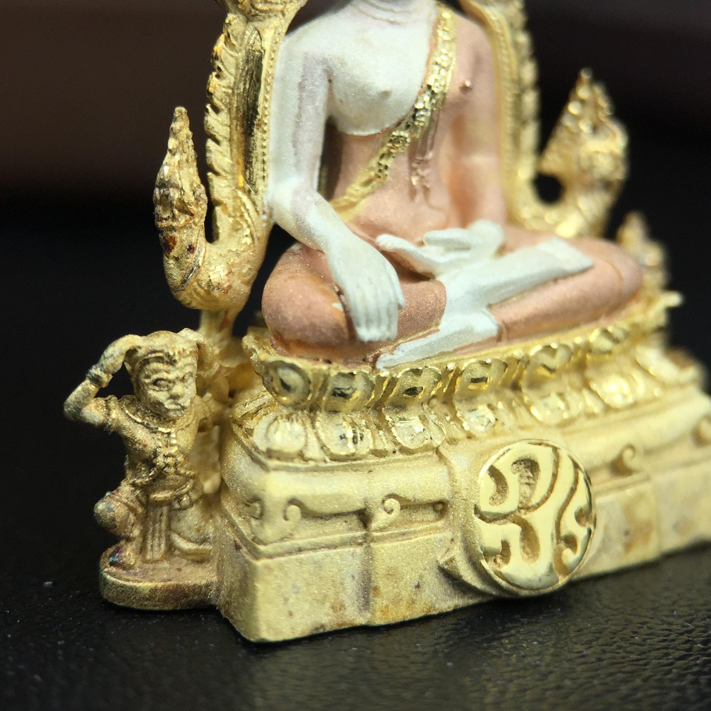 พระพุทธชินราช ภปร. โครงการ "เพราะแผ่นดินนี้ คือ แผ่นดินเกิด" ปี2548(รุ่นแรก) ลอยองค์ หน้าตัก 1/2 นิ้ว เนื้อเงินสามกษัตริย์(ผิวเดิมติดรุ้งๆสวยดีมีเสน่ห์) พุทธศิลป์งดงามทรงคุณค่า รุ่นยอดนิยม