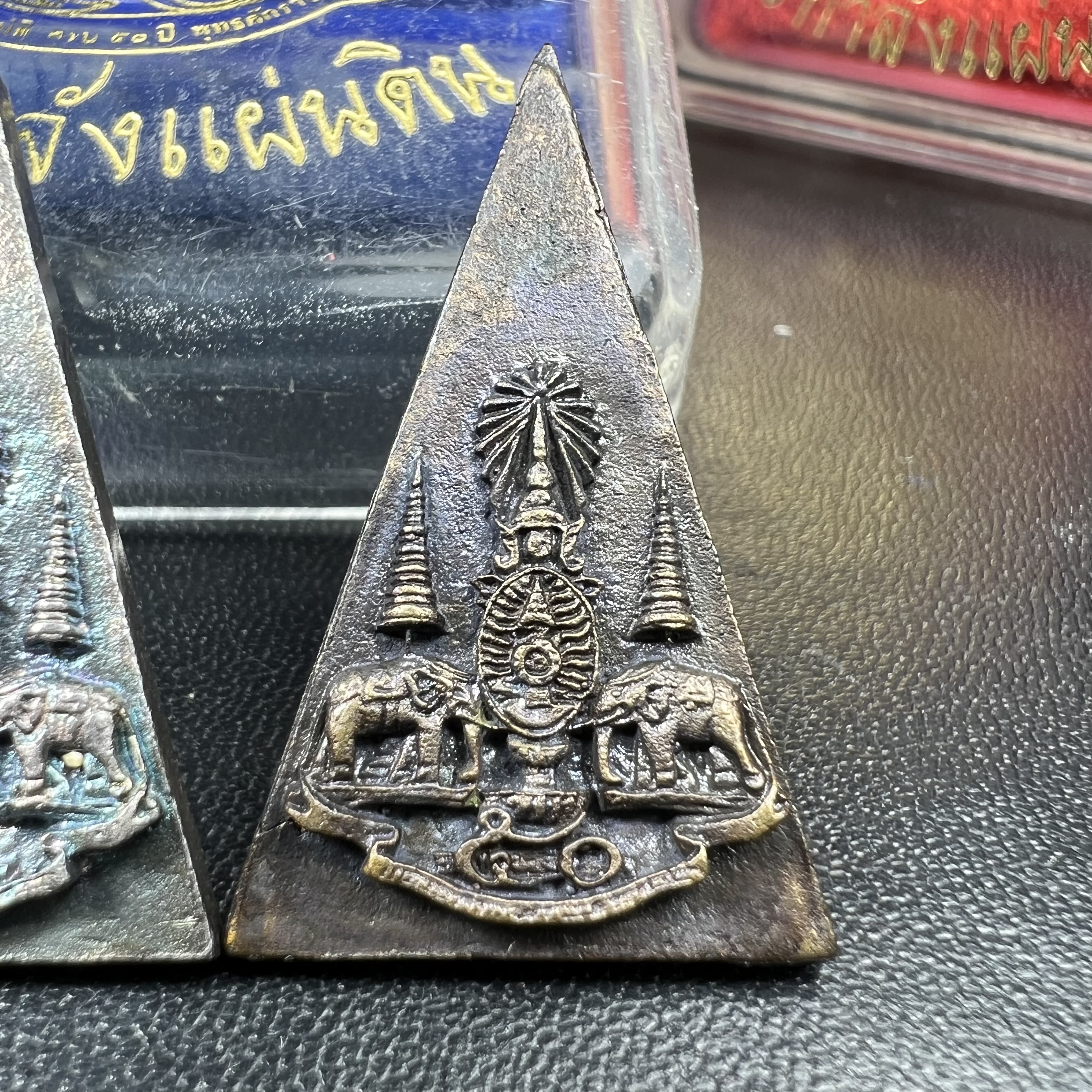 พระกำลังแผ่นดิน (สมเด็จจิตรลดา2) จัดสร้างเฉลิมพระเกียรติ ร.9 ครองราชย์ 50 ปี 2539 เนื้อเงิน(ผิวเดิมกลับดำ รุ้งๆสวย)+เนื้อนวโลหะ(สร้างน้อยหายาก)พร้อมกล่องบรรจุเดิม(1ใน2539องค์)