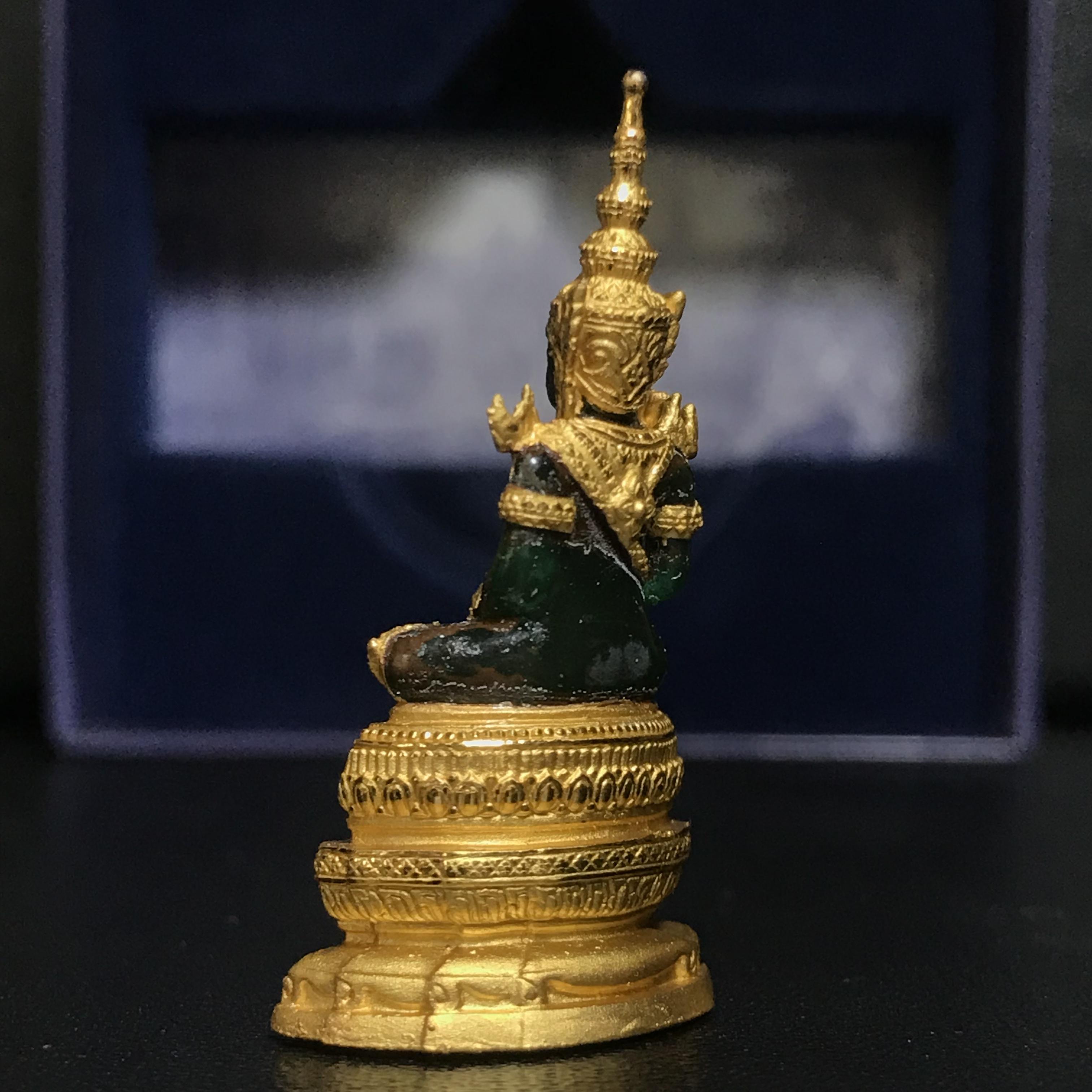 พระแก้วมรกต ภปร. ปี2547 จัดสร้างโดย รพ.ภูมิพลฯ เนื้อเรซิ่นหุ้มทองคำลอยองค์ หน้าตัก 1/2 นิ้ว