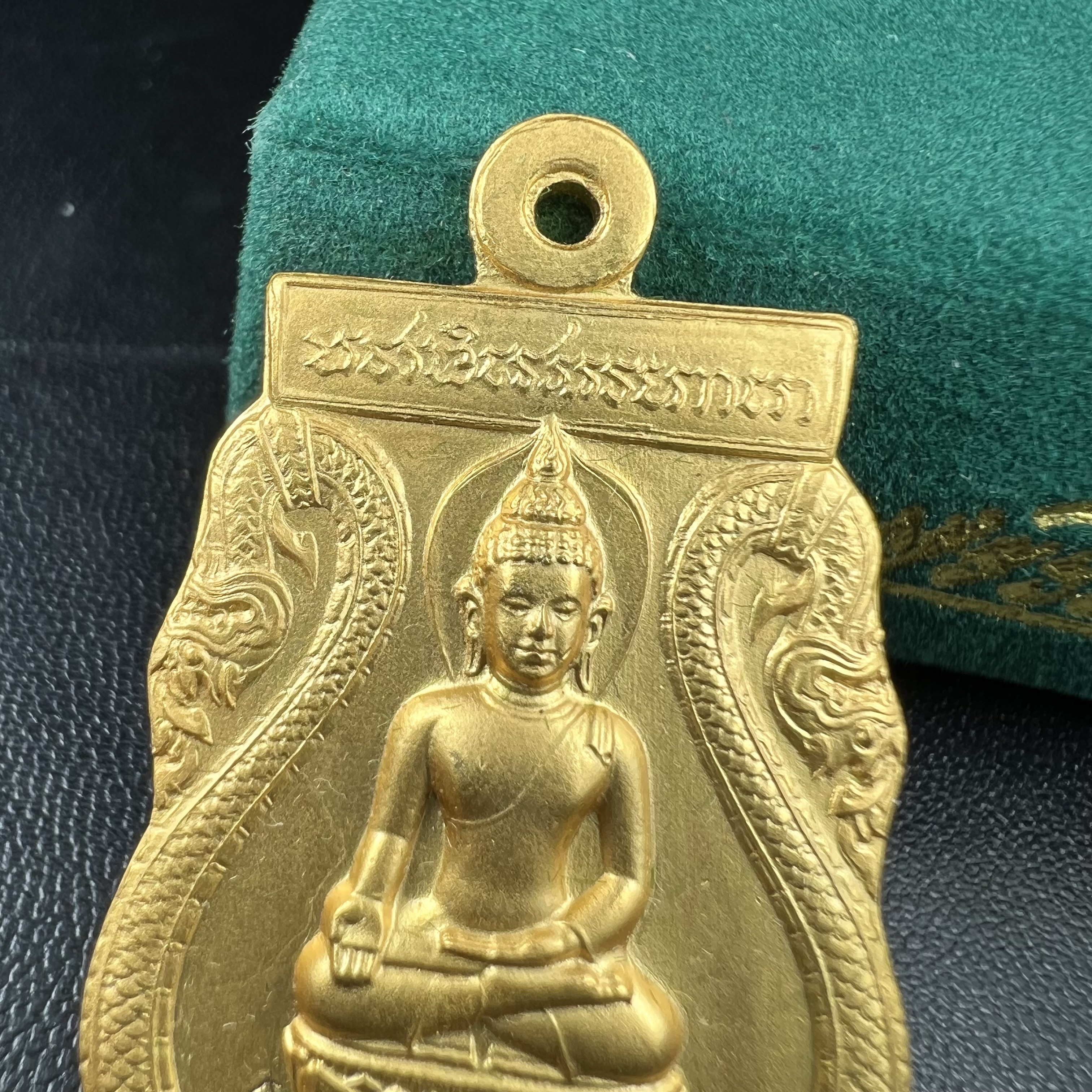 เหรียญพระไพรีพินาศ ศูนย์จริยศึกษา สธ. สมเด็จพระเทพรัตนราชสุดาฯ สยามบรมราชกุมารี เสด็จพระราชดำเนินทรงประกอบพิธีพุทธาภิเษก ณ พระอุโบสถวัดพระศรีรัตนศาสดาราม วันที่ 27 มีนาคม 2540 เนื้อฝาบาตรกะไหล่ทอง พร้อมกล่องบรรจุเดิม