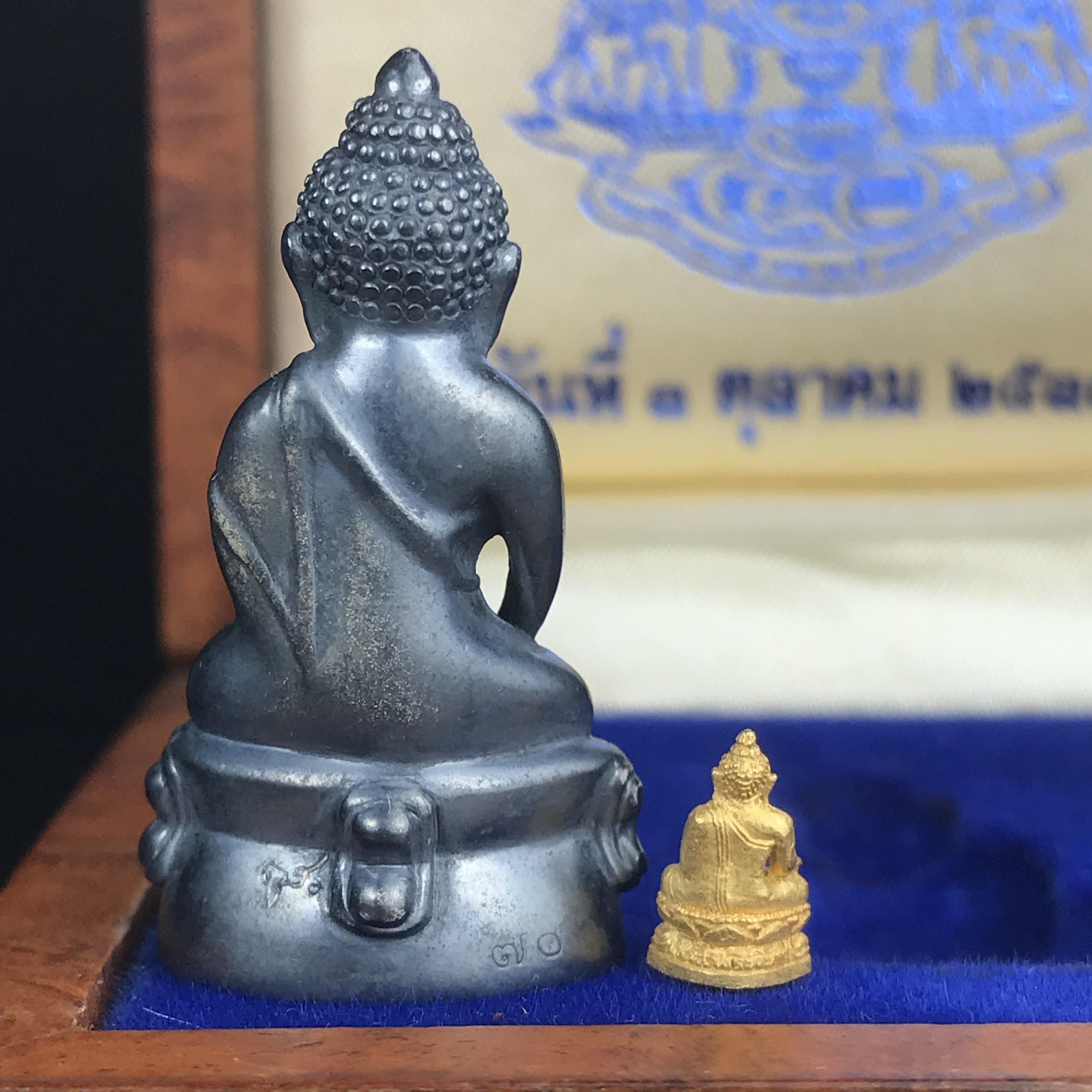 พระกริ่งสมเด็จญาณ วัดบวรนิเวศวิหาร เนื้อเงินบริสุทธิ์ 92.5% ตรากาญจนาภิเษกทองคำ+พระชัยวัฒน์ไพรีพินาศ เนื้อทองคำ พระราชทานแจกเมื่อ 3 ตุลาคม 2538 มาพร้อม กล่องลายไม้สุดหรู(ครบชุด หายาก)