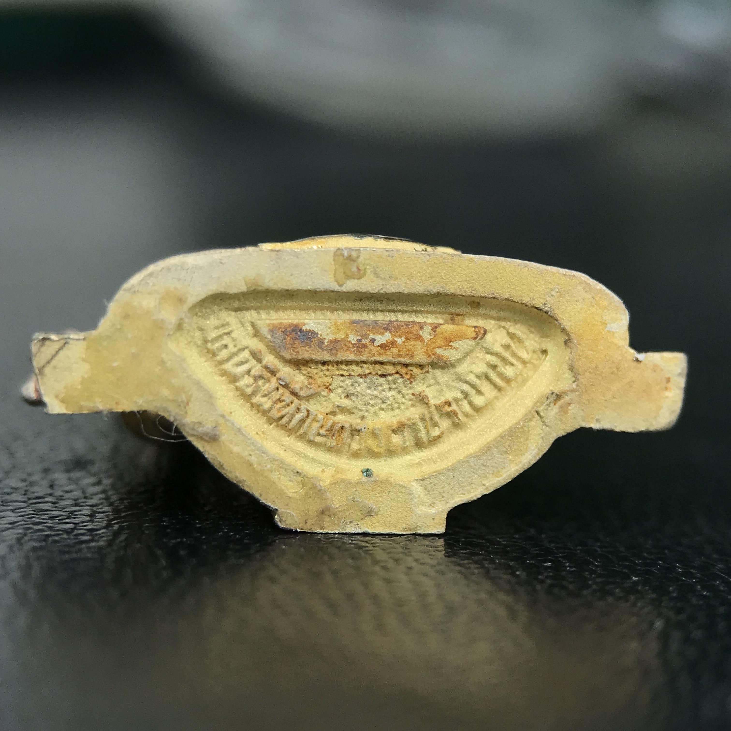 พระพุทธชินราช ภปร. ในวโรกาสพระราชพิธีมหามงคล เฉลิมพระชนมายุ6รอบ 5ธันวาคม2542 มูลนิธิพิทักษ์ดวงตาประชาชน จัดสร้าง เนื้อเงินบริสุทธิ์ 99.9% แบบสามกษัตริย์ขัดเงาบางส่วน พิมพ์กลาง ขนาดสูง 2.4 ซม. พร้อมกล่องบรรจุเดิม