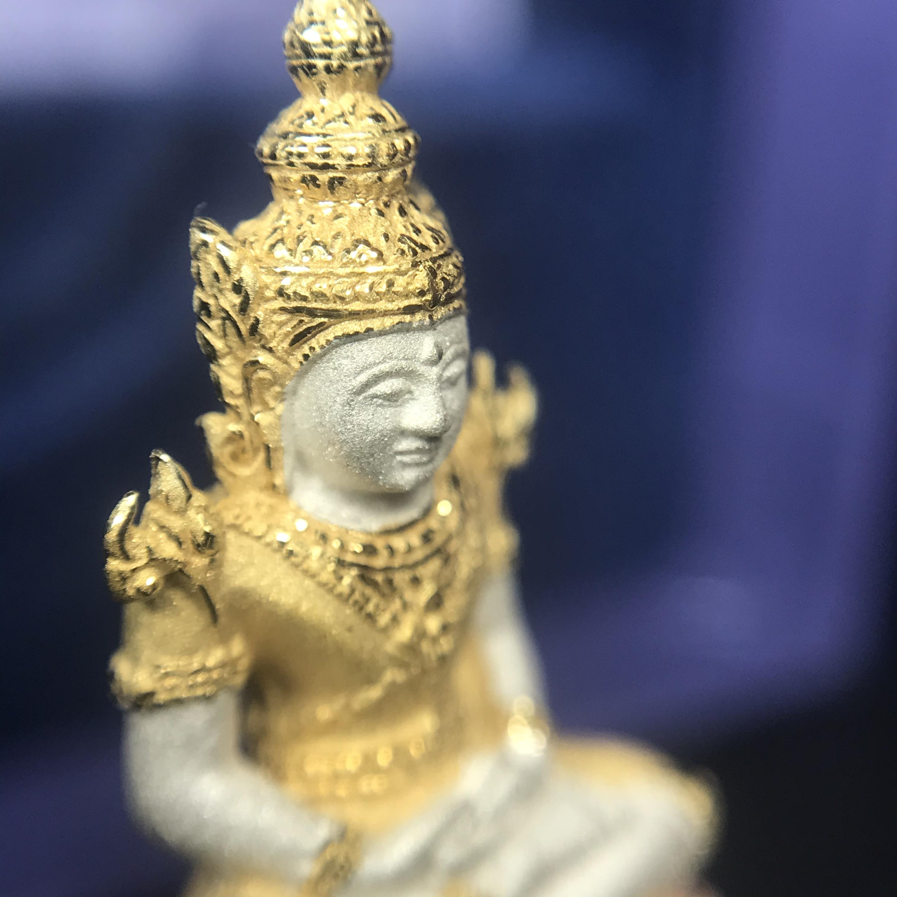 พระแก้วมรกต ภปร. ปี2547 จัดสร้างโดย รพ.ภูมิพลฯ เนื้อเงิน (3 กษัตริย์)ลอยองค์ หน้าตัก 1/2 นิ้ว (สภาพสวย กล่องบรรจุเดิมครบสมบูรณ์) (1ใน3000องค์)องค์หมายเลขมหามงคล 999 (ตองเก้า)เจริญเก้าหน้าในทุกด้าน