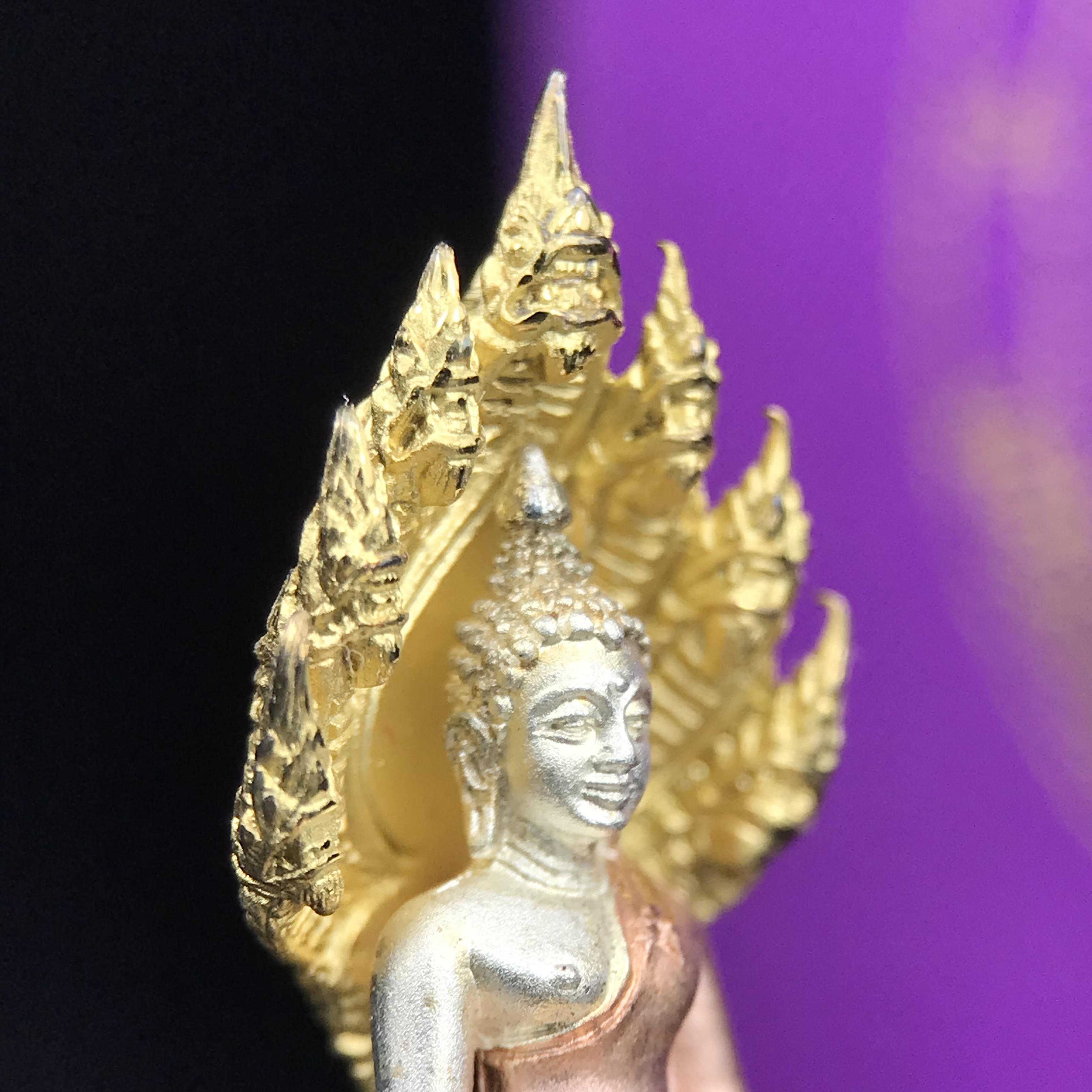 พระนาคปรก สธ. รุ่นสร้างพระอุโบสถเฉลิมพระเกียรติ 4 รอบ 84 พรรษา สมเด็จพระเทพรัตนราชสุดาฯ วัดบวรนิเวศวิหาร ปี 2543 พิมพ์เล็ก เนื้อเงินบริสุทธิ์ ชุบสามกษัตริย์แบบพ่นทรายขัดเงาบางส่วน(สภาพ สวย )พิธีใหญ่ พุทธศิลป์งดงาม หายาก (1 ใน 2999 องค์)