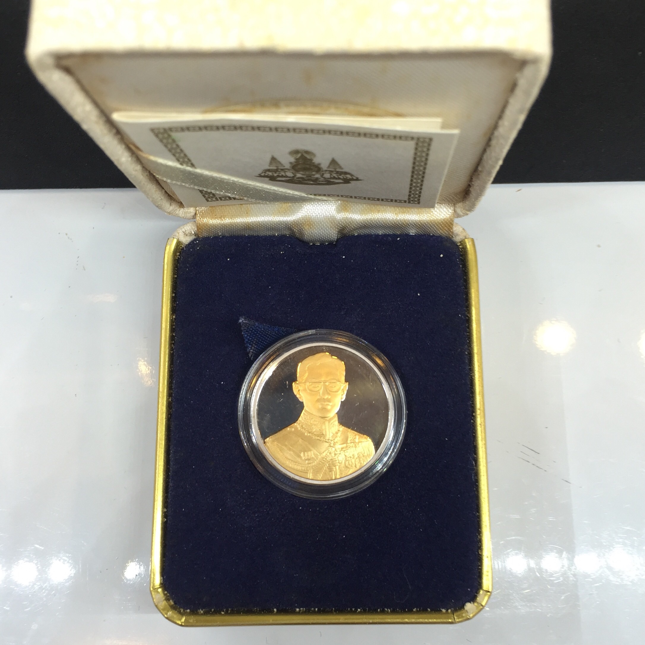 เหรียญที่ระลึก "คามิโอ" เนื้อเงินขัดเงาหน้าทองคำ เนื่องในมหามงคลวโรกาสที่พระบาทสมเด็จพระเจ้าอยู่หัว ครองราชย์ครบ 50 ปี พ.ศ. 2539