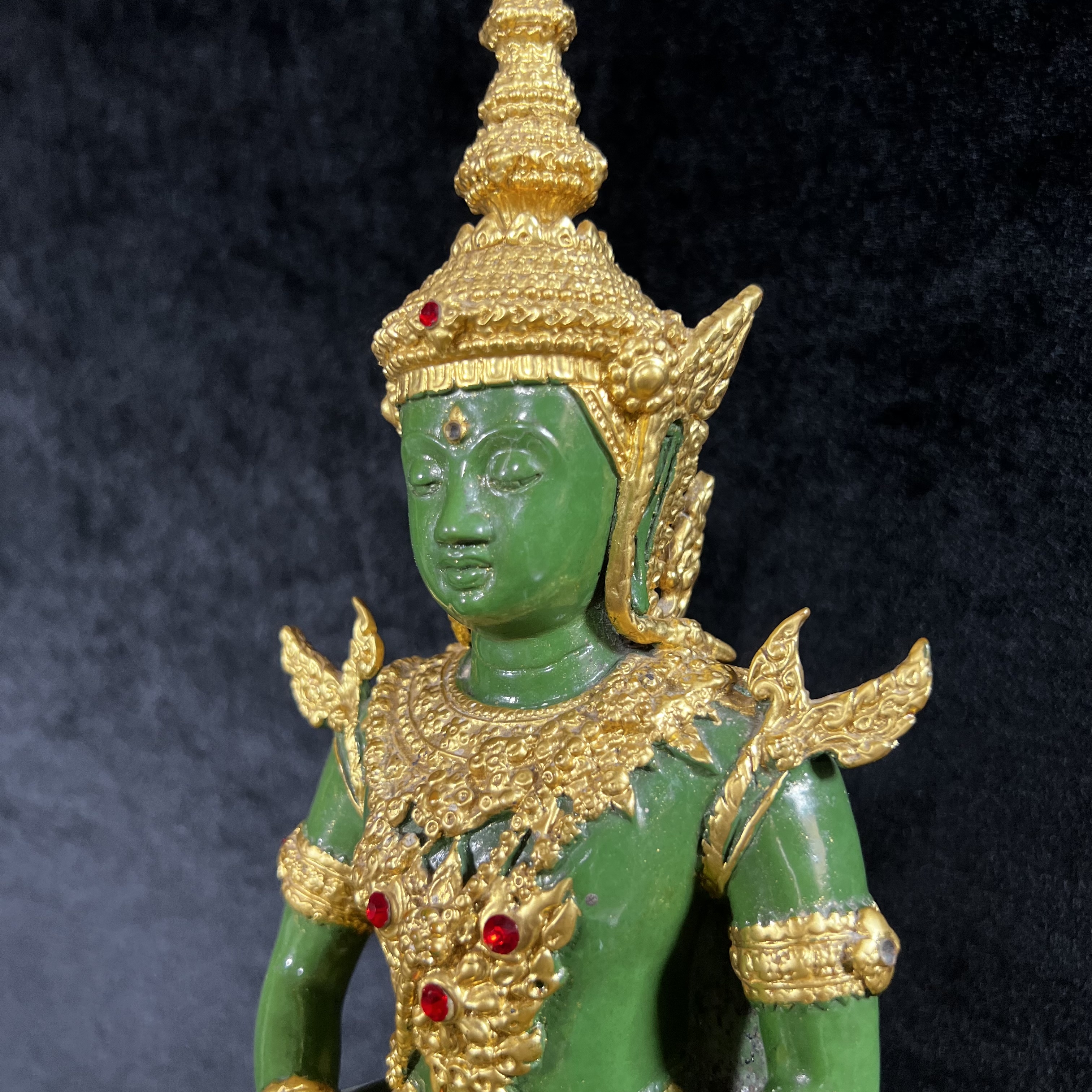 พระพุทธมหามณีรัตนปฏิมากร (จำลอง)พระแก้วมรกต วัดพุทธไทยถาวรวนาราม นครนิวยอร์ก ตรา ภปร. 6รอบ 72พรรษา ในหลวงรัชกาลที่9 ปี2542 ขนาดบูชาหน้าตัก 5นิ้ว หล่อเนื้อโลหะ(ในหลวงรัชกาลที่9 เสด็จเจิมพระสุหร่าย)(1ใน999องค์)