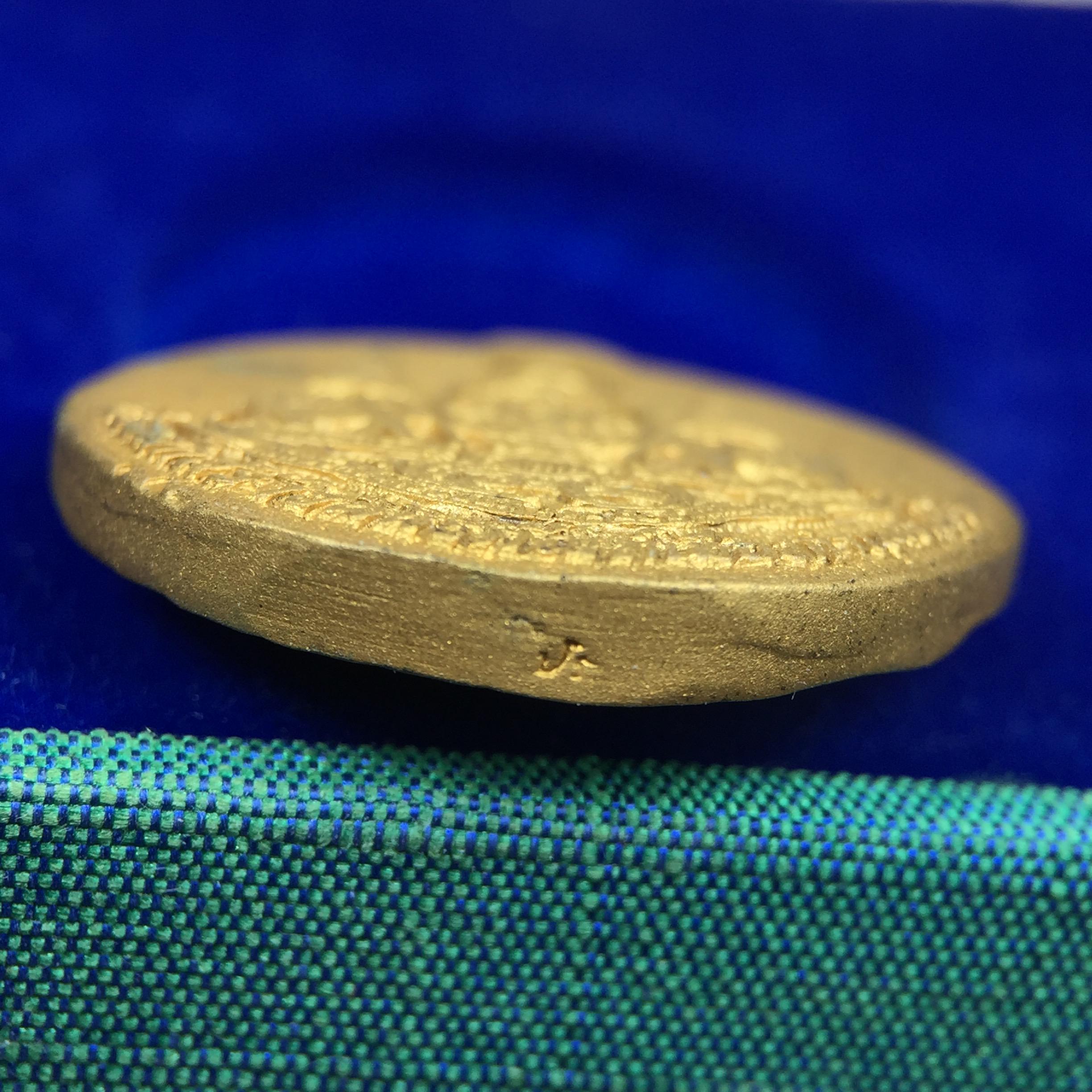 เหรียญรูปเหมือนพระญาณวิทยาคมเถร (หลวงพ่อคูณ ปริสุทโธ)ชุดกาญจนาภิเษกครองราชย์ครบ 50 ปี วัดบวรนิเวศวิหาร ปี พ.ศ. 2538 เนื้อบรอนซ์ทอง(จัดสร้างได้เหมือนหลวงพ่อคูณมาก มีรายละเอียดและความคมชัดสูง ลูกศิษย์ท่านไม่ควรพลาด วิจิตรศิลป์และพุทธศิลป์งดงาม)พิธีใหญ่