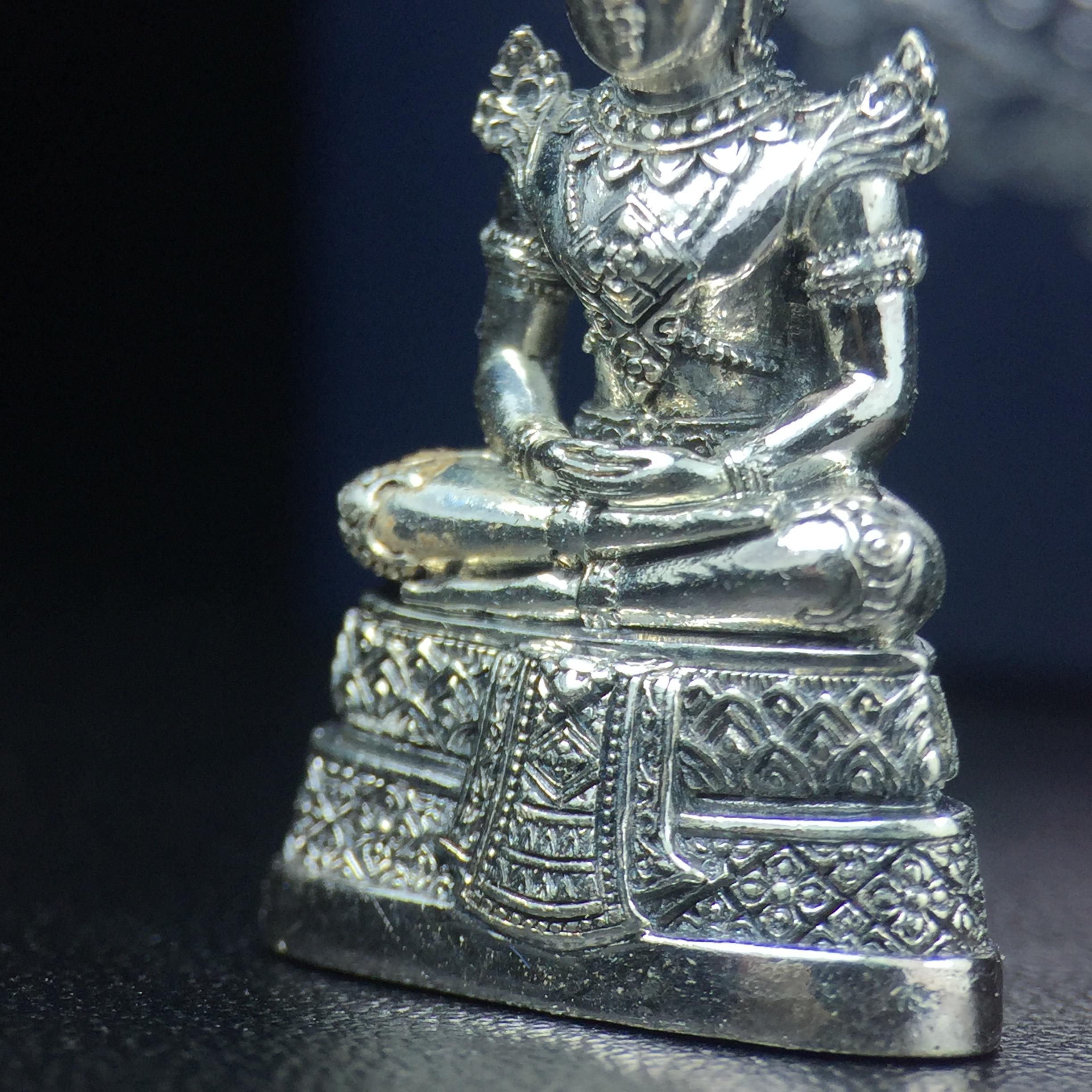 พระแก้วมรกต กรมสรรพสามิตจัดสร้างขึ้นเนื่องในโอกาสครบรอบ 64 ปีของกรมสรรพสามิต และเนื่องในวโรกาสที่พระบาทสมเด็จพระเจ้าอยู่หัวทรงครองราชย์ครบ 50 ปีในปีกาญจนาภิเษก เมื่อ พ.ศ.2539 เนื้อเงินรมดำขัดเงาพร้อมกล่องบรรจุเดิม