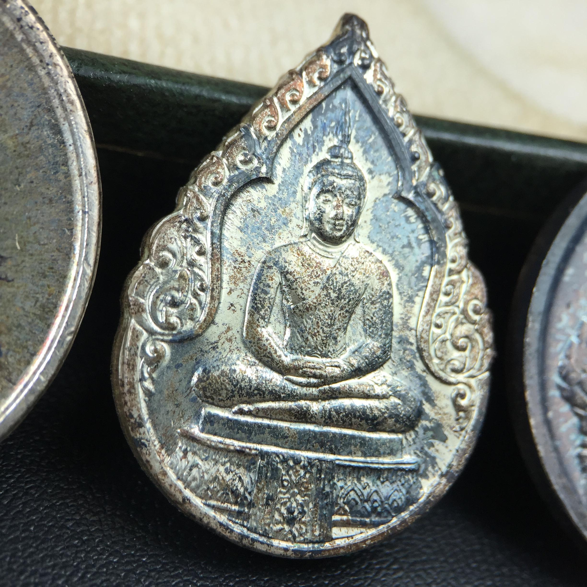 เหรียญพระแก้วมรกตหลัง ภปร. ฉลองกรุงรัตนโกสินทร์ครบ 200 ปี พ.ศ.2525 เนื้อเงิน(ผิวเดิม สวย)กล่องบรรจุเดิมครบ3พิมพ์(บล็อกพระราชศรัธา)(ในหลวงรัชกาลที่9 เสด็จในพิธี)ชอบเก็บแบบผิวเดิมๆชุดนี้เลยแนะนำ ผิวเดิมสวยมาก เสน่ห์พระเนื้อเงิน