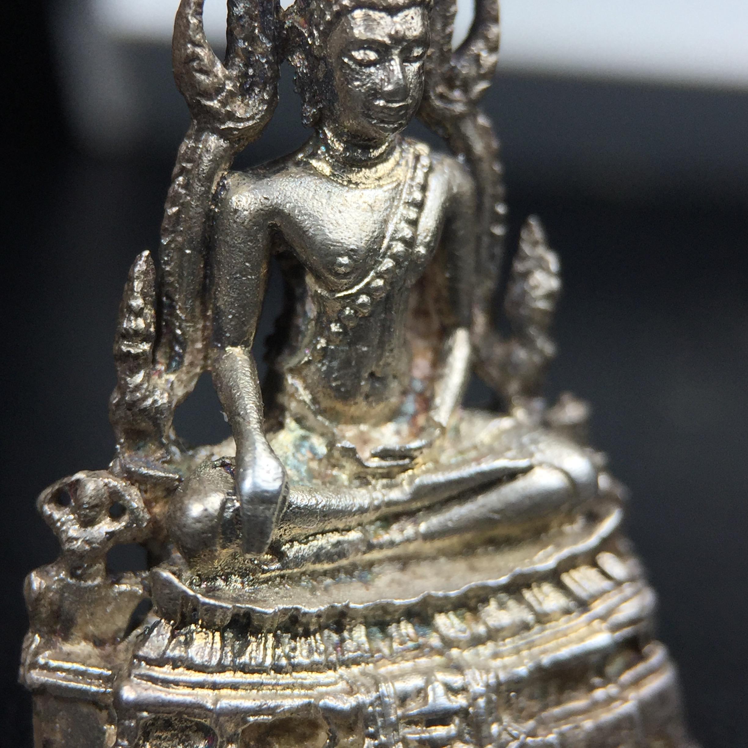 พระกริ่งพุทธชินราช รุ่นพระมาลาเบี่ยง ปี พ.ศ.2520 (รุ่นแรก รุ่นเดียว) วัดพระศรีรัตนมหาธาตุ พิษณุโลก ปี 2520 พิมพ์ใหญ่เนื้อเงิน(ผิวเดิมสวยติดรุ้งนิดๆผิวขึ้นน้ำทองสวยมีเสน่ห์ตามกาลเวลา)พิธีใหญ่ เกจิในยุคร่วมเสกมากมาย(องค์หมายเลขสวย เลขเบิ้น เลขคู่ ๕๕๓๓)