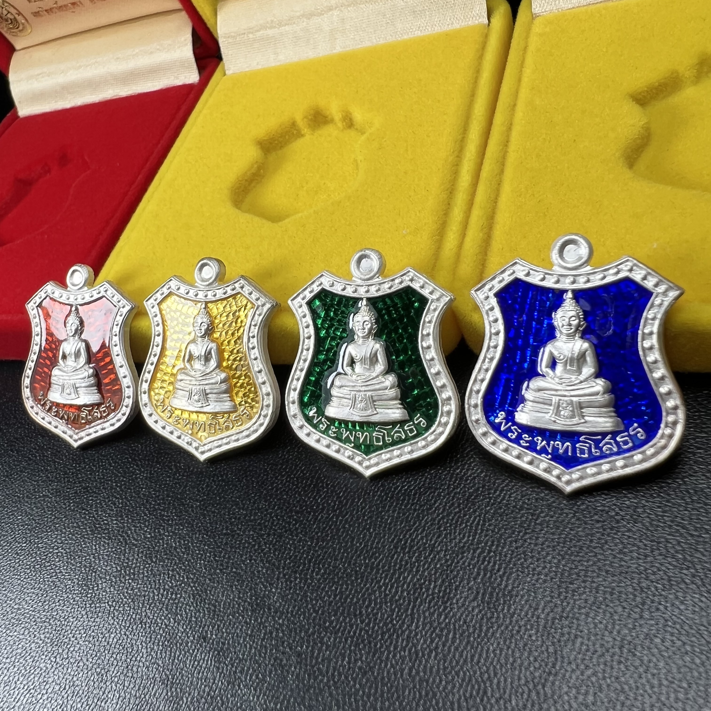 เหรียญหลวงพ่อโสธร ภปร. รุ่นกาญจนาภิเษก จัดสร้างในมงคลวโรกาสที่พระบาทสมเด็จพระเจ้าอยู่หัวรัชกาลที่9 เสด็จเถลิงถวัลย์สิริราชสมบัติ ครบ 50 ปี ในพุทธศักราช 2539 เนื้อเงินลงยา(สีแดง สีเหลือง สีน้ำเงิน สีเขียว)ครบชุดรวม 4 เหรียญ(พิธีใหญ่เข้มขลัง)1 ใน 9950 ชุด