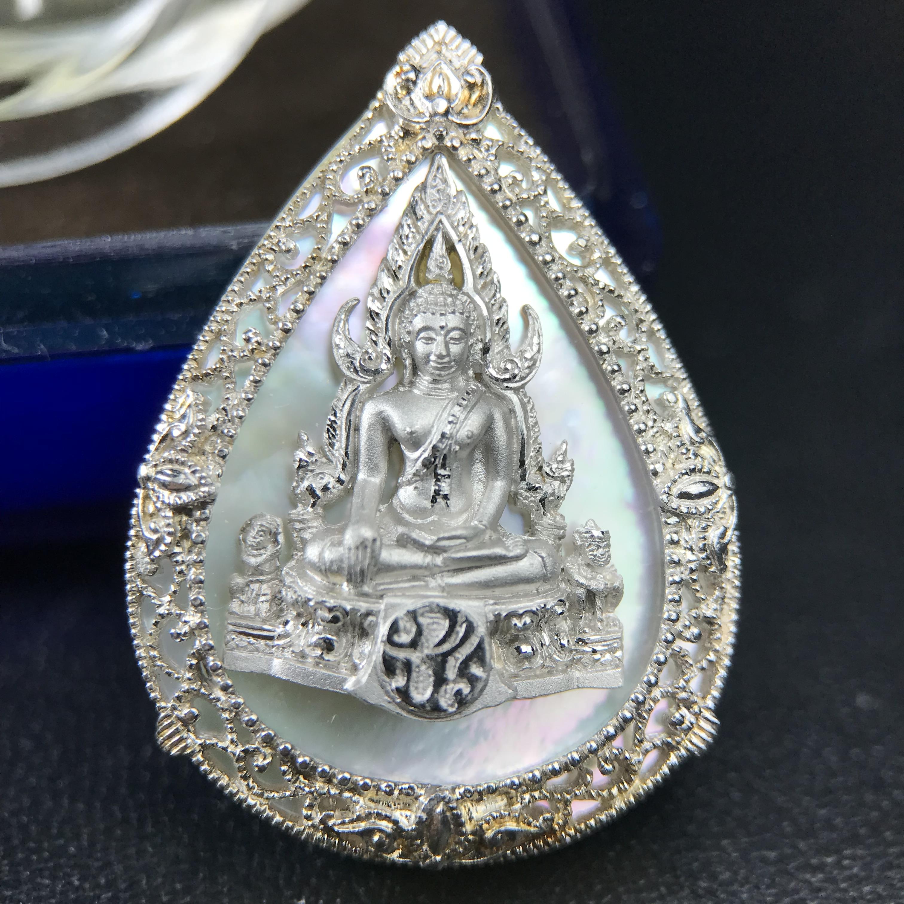 เหรียญพระพุทธชินราช ภปร. โครงการ เพราะแผ่นดินนี้คือแผ่นดินเกิด ปี 2551 รูปหยดน้ำ เนื้อเงินชุบทองคำขาว(ล้อมด้วยกรอบเงินชุบทองคำขาวสลักเสลาเป็นลวดลายละเอียดอ่อน ส่วนพื้นองค์พระเป็นเปลือกหอยมุขสวยงดงาม )(ขนาด 21 x 29 มม.) (สวยงามหายาก)1ใน5000องค์