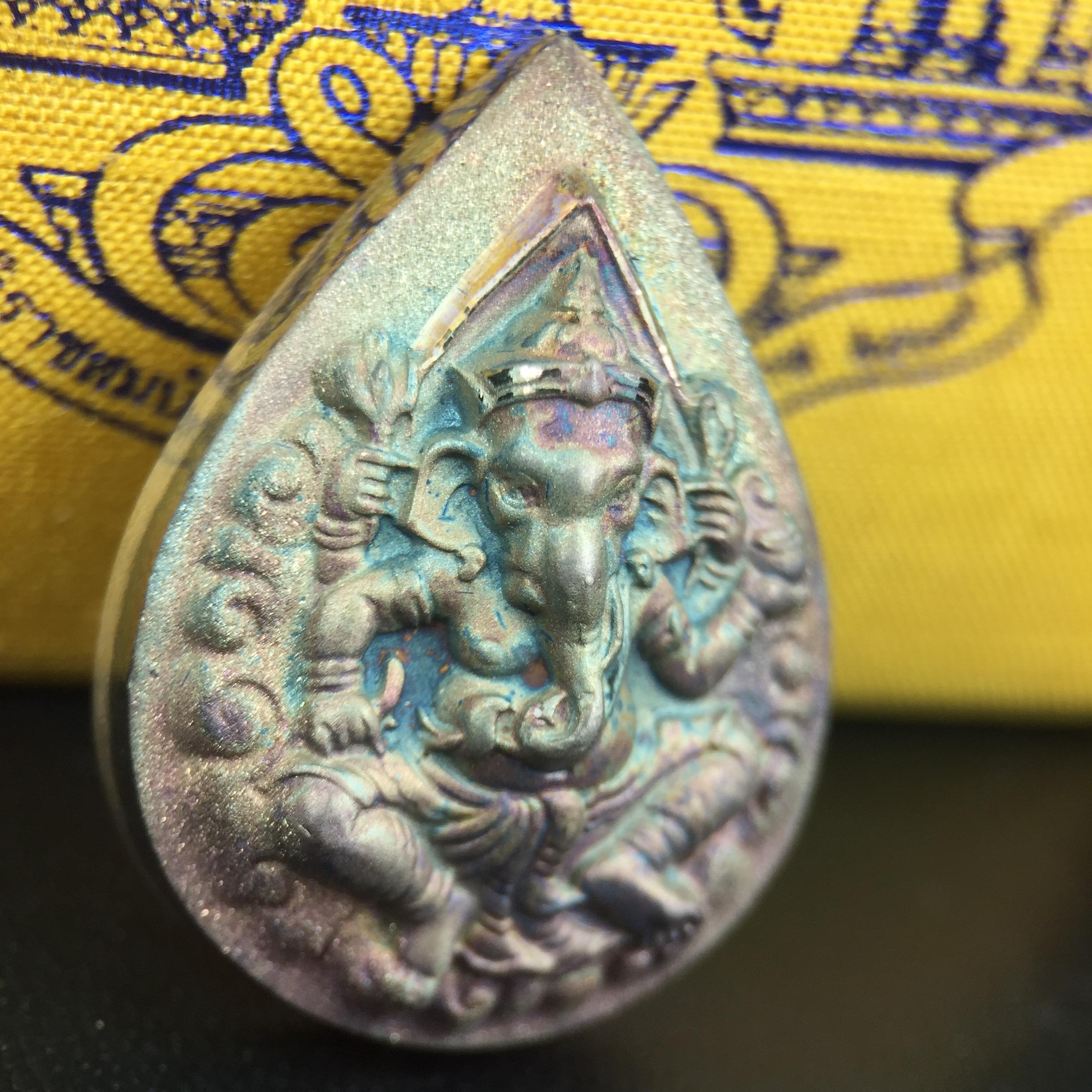 เหรียญพระพิฆเนศวร ญสส. ชุดกาญจนาภิเษกครองราชย์ 50 ปี พุทธศักราช 2538 พิมพ์ใหญ่(2.9 ซม.) เนื้อเงินผิวเดิมกลับดำขึ้นสีรุ้งเข้มขลังงดงามธรรมชาติสร้างสรรค์ สภาพสวยเดิมพร้อมกล่องบรรจุเดิม ตอกโค๊ดหมายเลขกำกับ(1ใน 5539องค์)