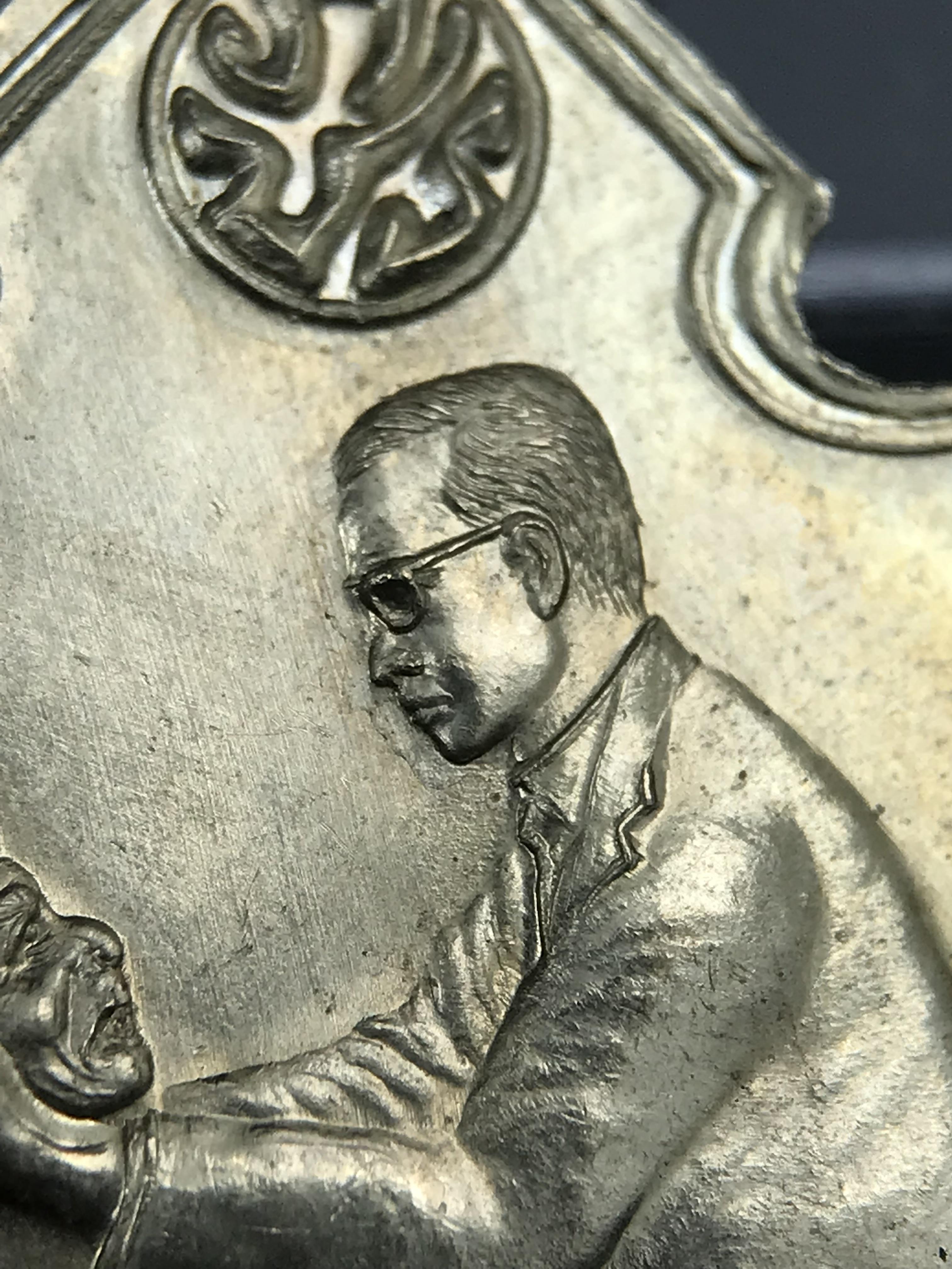 เหรียญครอบครูช่างหลวง(ในหลวงทรงดนตรี) เนื้ออัลปาก้า ปี 2550(หายาก)สุดยอดแห่งความหายากมีหมุนเวียนให้เห็นน้อยมากเป็นอีกหนึ่งรุ่นยอดนิยมของเสด็จพ่อร.9เหรียญนี้สวยมากผิวน้ำทองทั่วทั้งเหรียญ