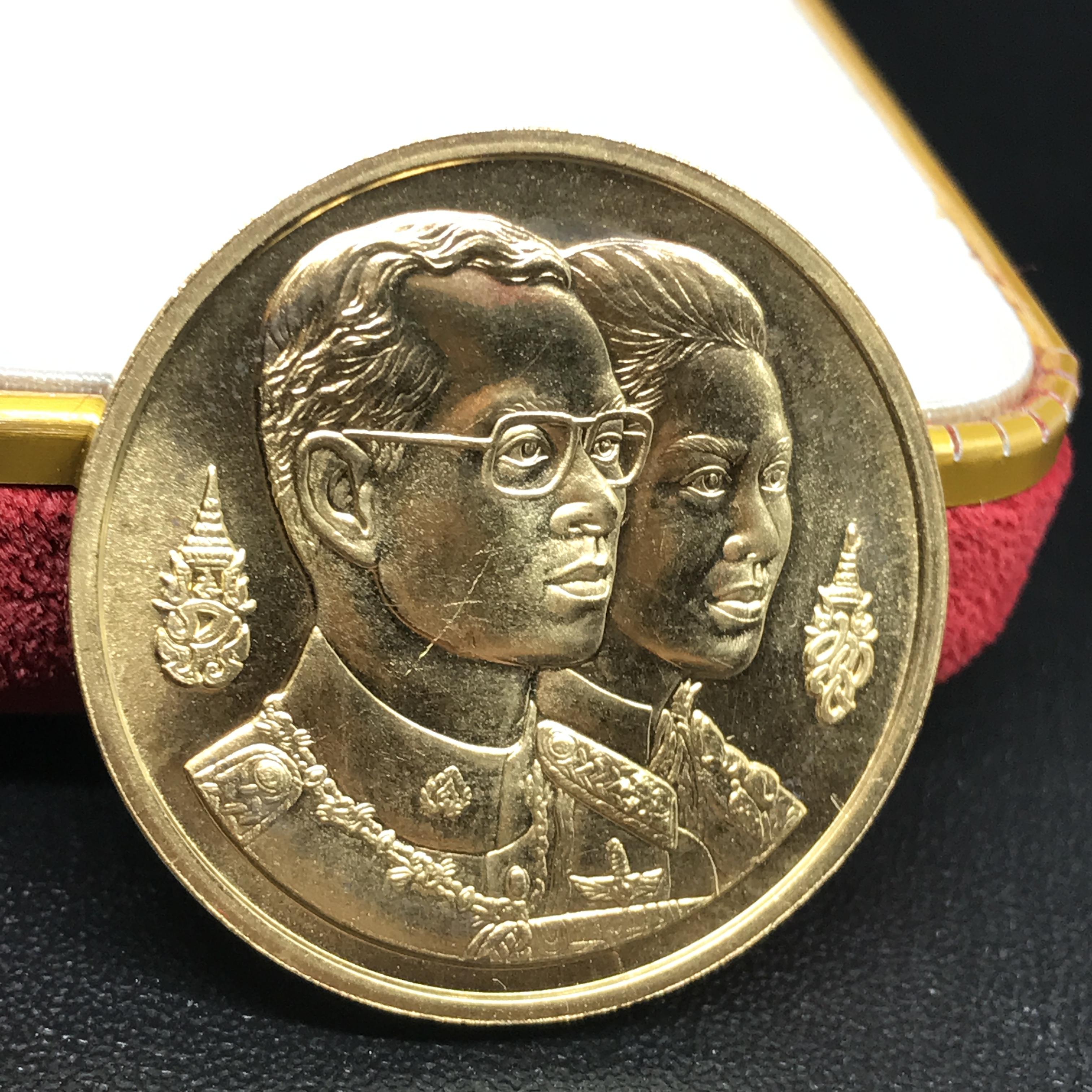 เหรียญในหลวง-ราชินี ที่ระลึกพระมหาธาตุเจดีย์ มหามงคล 60 พรรษา กองทัพอากาศ เนื้อทองคำ(30กรัมพิม์ใหญ่)พร้อมกล่องเดิม