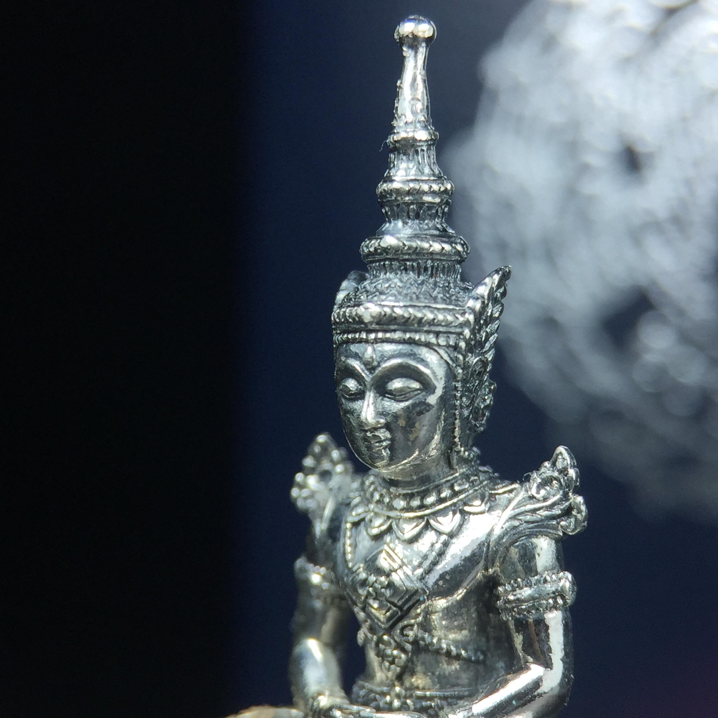 พระแก้วมรกต กรมสรรพสามิตจัดสร้างขึ้นเนื่องในโอกาสครบรอบ 64 ปีของกรมสรรพสามิต และเนื่องในวโรกาสที่พระบาทสมเด็จพระเจ้าอยู่หัวทรงครองราชย์ครบ 50 ปีในปีกาญจนาภิเษก เมื่อ พ.ศ.2539 เนื้อเงินรมดำขัดเงาพร้อมกล่องบรรจุเดิม