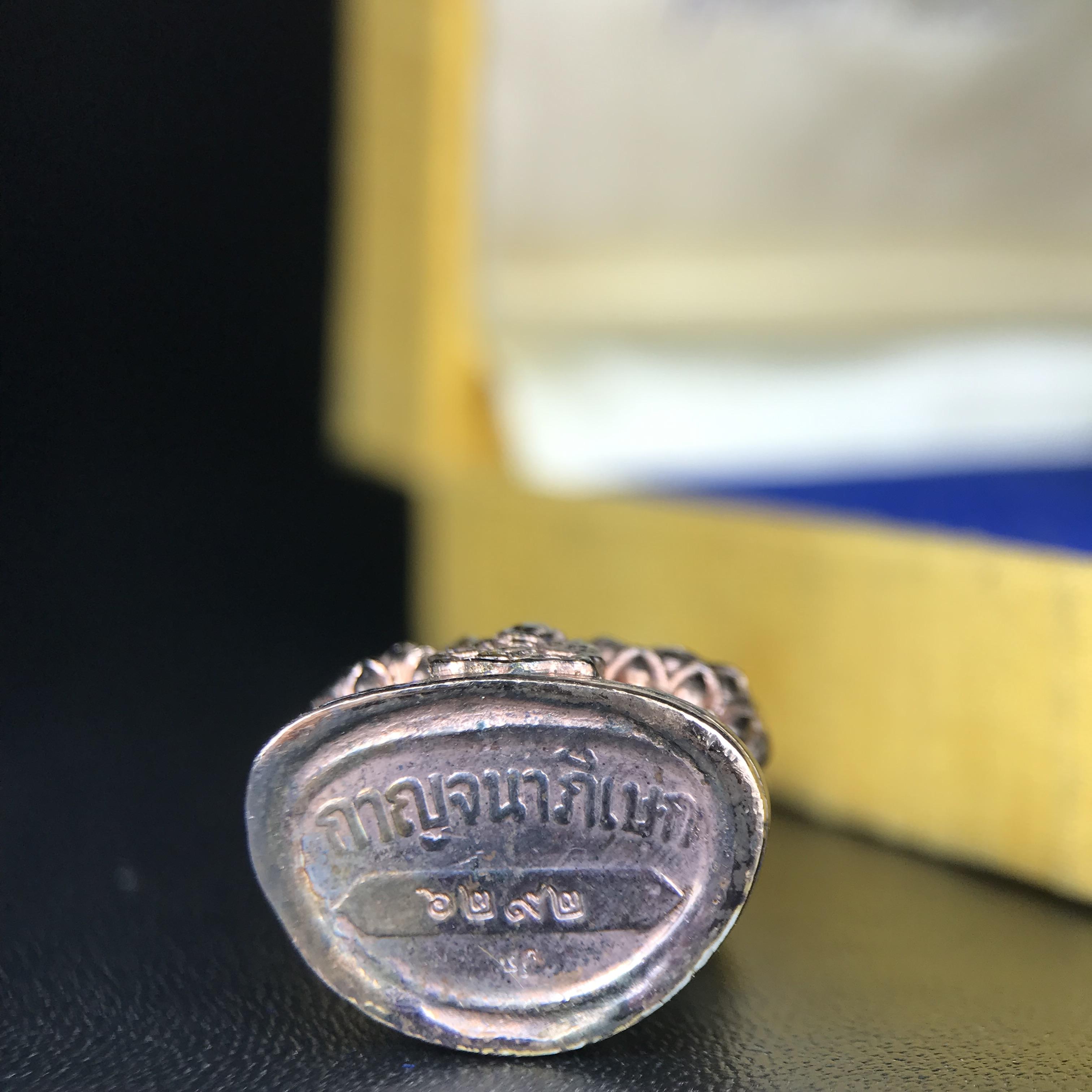 พระกริ่งจีน "ต้าเยิ่นถะ" ชุดกาญจนาภิเษกครองราชย์ 50 ปี วัดบวรนิเวศวิหาร ปี 2538 เนื้อเงินสามกษัตริย์ 99.99% สูง 3.8 ซม. (สภาพผิวสวยเดิมติดรุ้งๆ พิธีใหญ่ พุทธศิลป์งดงาม) สภาพสวยเดิมพร้อมกล่องบรรจุเดิม ***ตอกโค๊ดหมายเลข ๖๒๙๒***