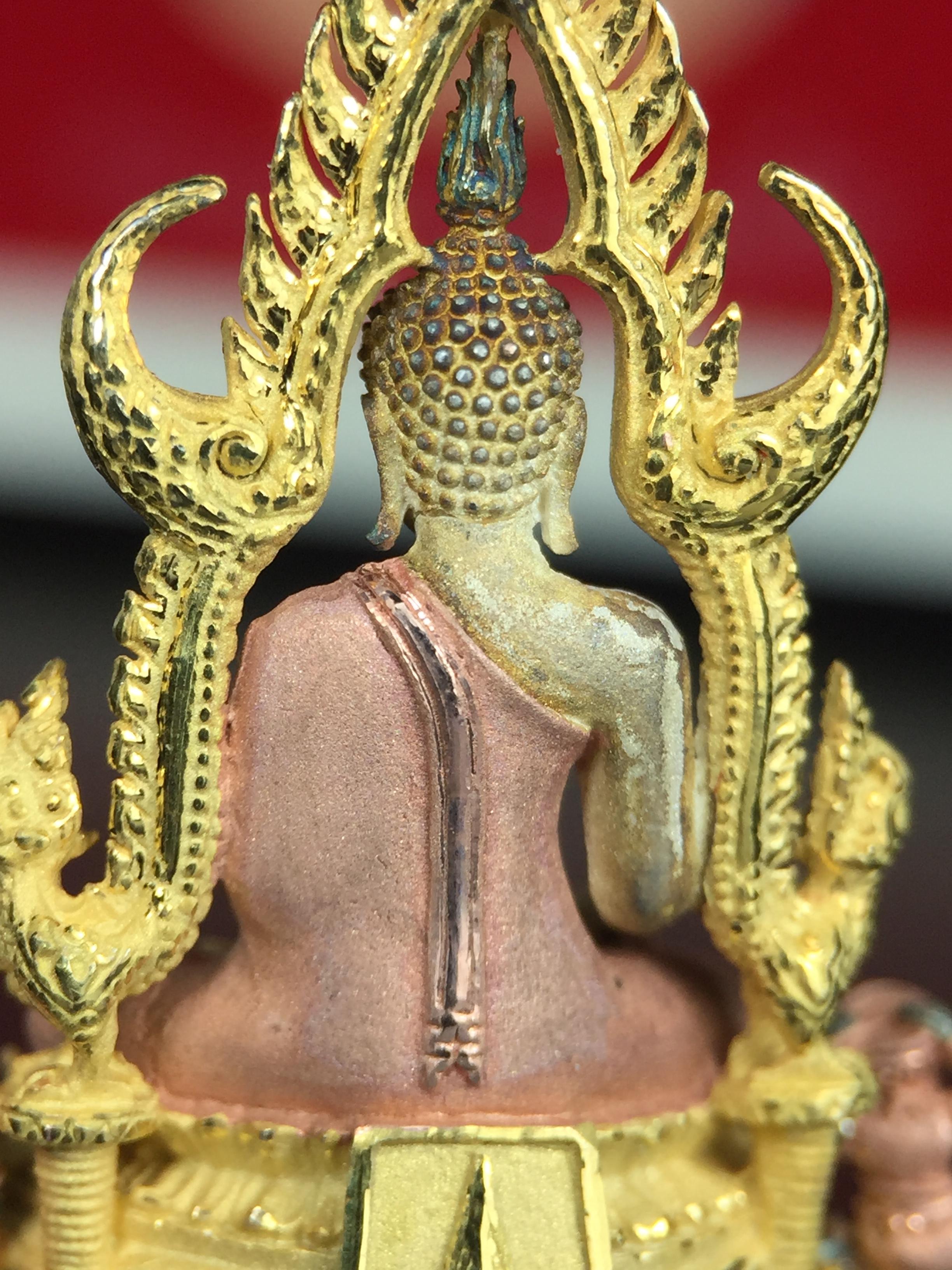 พระพุทธชินราช ภปร. ในวโรกาสพระราชพิธีมหามงคล เฉลิมพระชนมายุ6รอบ 5ธันวาคม2542 มูลนิธิพิทักษ์ดวงตาประชาชน จัดสร้าง เนื้อเงินบริสุทธิ์ 99.9% แบบสามกษัตริย์ขัดเงาบางส่วน พิมพ์ใหญ่ ขนาดสูง 3.4 ซม. พร้อมกล่องบรรจุเดิม