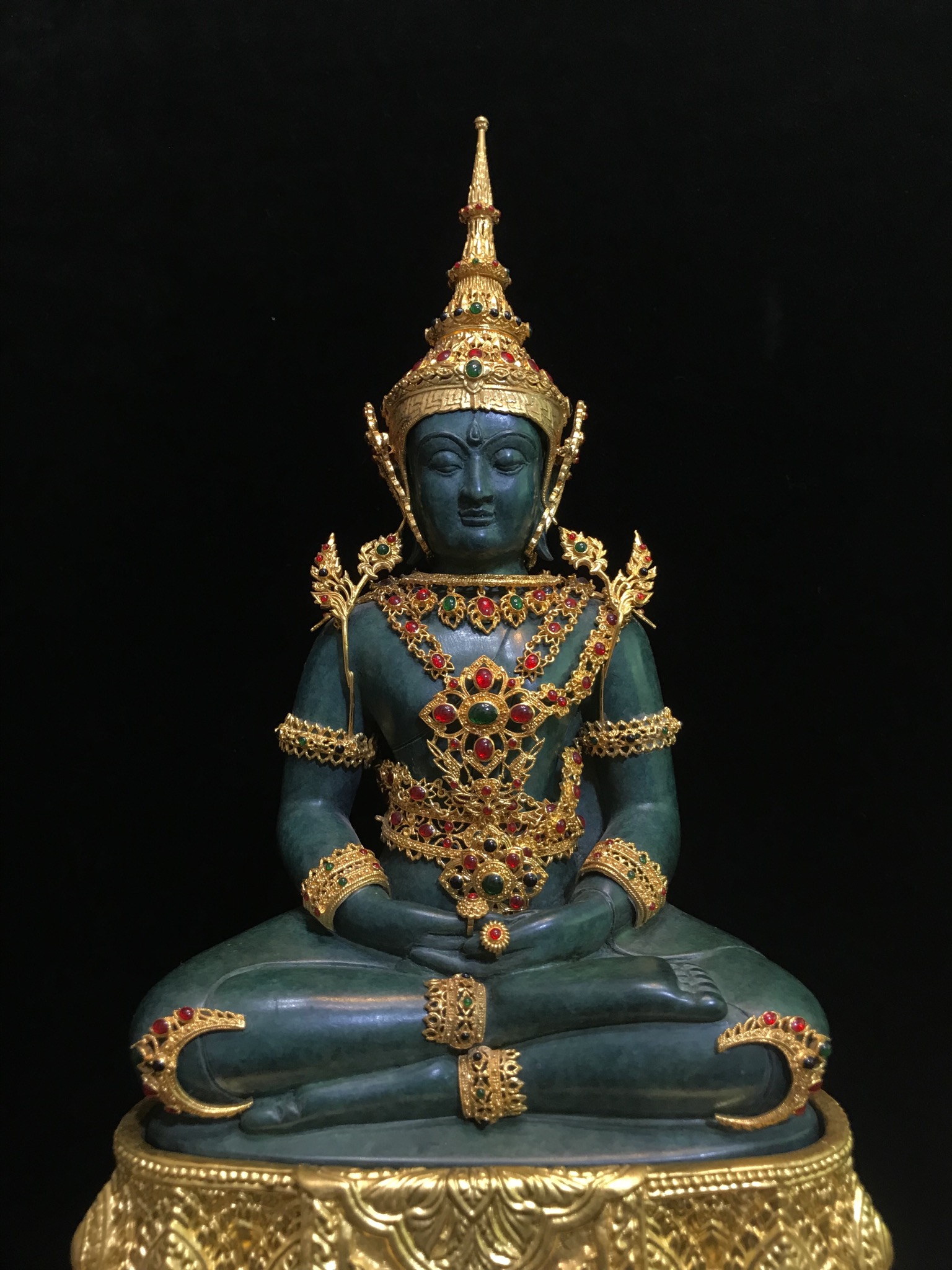 พระแก้วมรกต(จำลอง)ลอยองค์ ขนาดหน้าตัก 5 นิ้ว ทรงเครื่องฤดูร้อน เนื้อโลหะเคลือบสีเขียว เครื่องทรงชุบทองลงยาสี ฐานเนื้อโลหะ ลงรักปิดทองคำ ประดิษฐานตราสัญลักษณ์ฉลองสิริราชสมบัติ ครบ 60 ปี