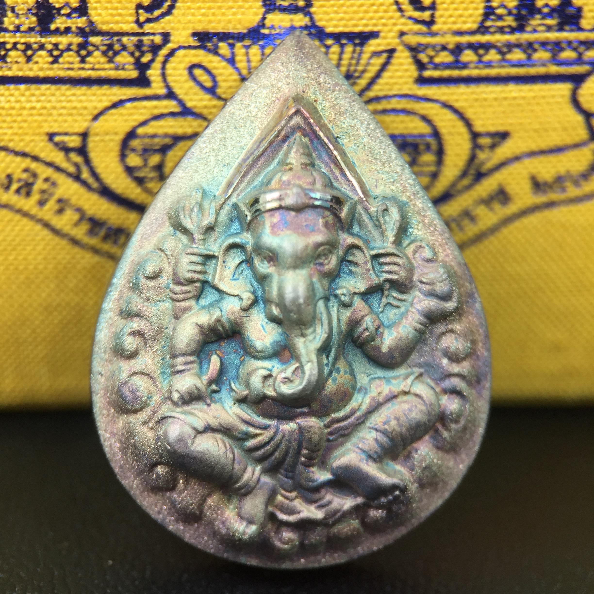 เหรียญพระพิฆเนศวร ญสส. ชุดกาญจนาภิเษกครองราชย์ 50 ปี พุทธศักราช 2538 พิมพ์ใหญ่(2.9 ซม.) เนื้อเงินผิวเดิมกลับดำขึ้นสีรุ้งเข้มขลังงดงามธรรมชาติสร้างสรรค์ สภาพสวยเดิมพร้อมกล่องบรรจุเดิม ตอกโค๊ดหมายเลขกำกับ(1ใน 5539องค์)