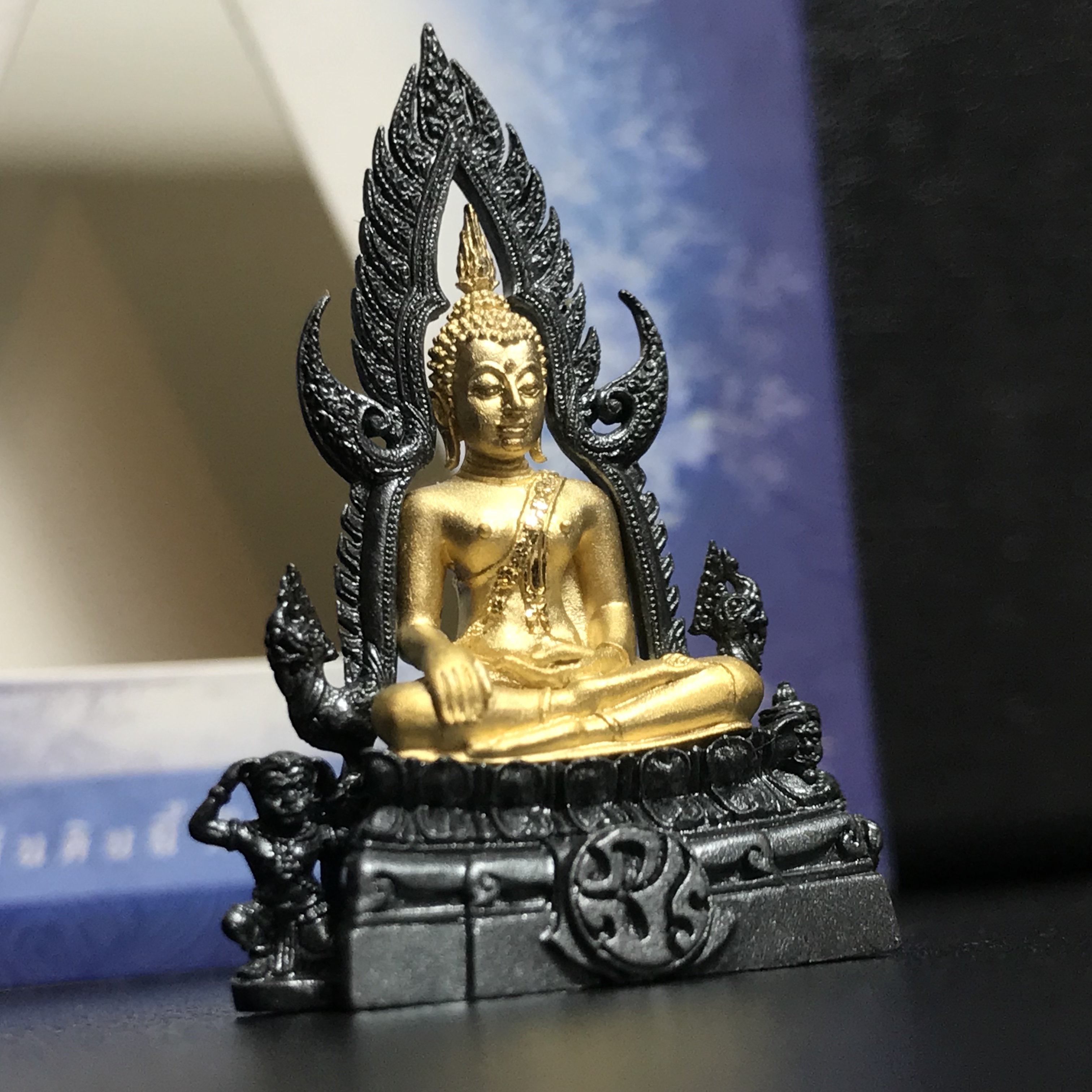 พระพุทธชินราช ภปร. โครงการ เพราะแผ่นดินนี้คือแผ่นดินเกิด เนื้อเงินชุบทองคำซุ้มรมดำ ปี2551 ขนาดหน้าตัก1/2นิ้ว (สวยงามหายาก)1ใน5000องค์