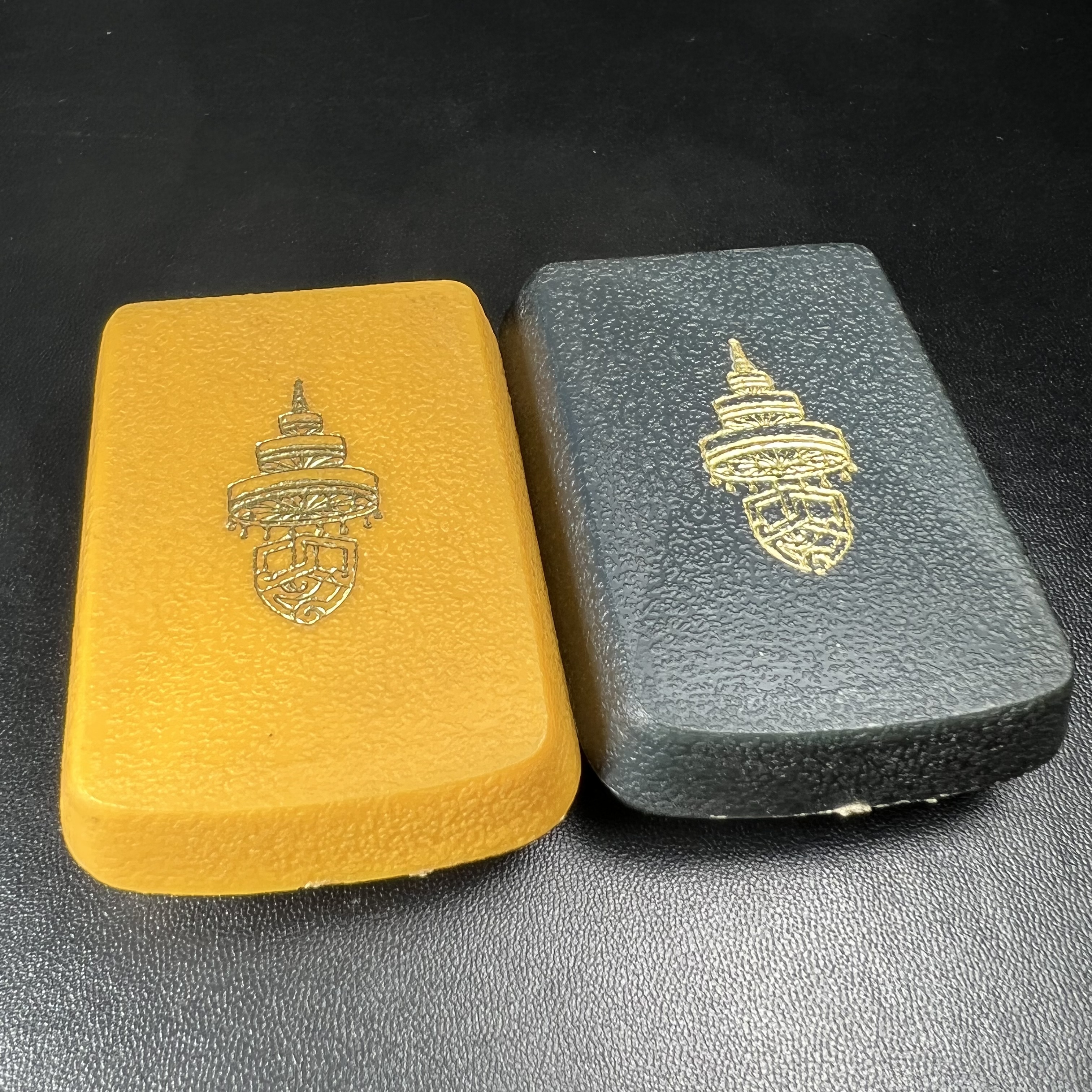 พระกริ่ง-พระชัยวัฒน์ ฉลองพระชนมายุครบ 7 รอบ 84 พรรษา สมเด็จพระสังฆราช(วาสน์) วัดราชบพิธฯ พ.ศ.2525 เนื้อนวโลหะ สภาพสวยมากกล่องบรรจุเดิมครบชุดสมบูรณ์(งานแกะแม่พิมพ์โดย นายช่างเกษม มงคลเจริญ)(1 ใน 1885 องค์)