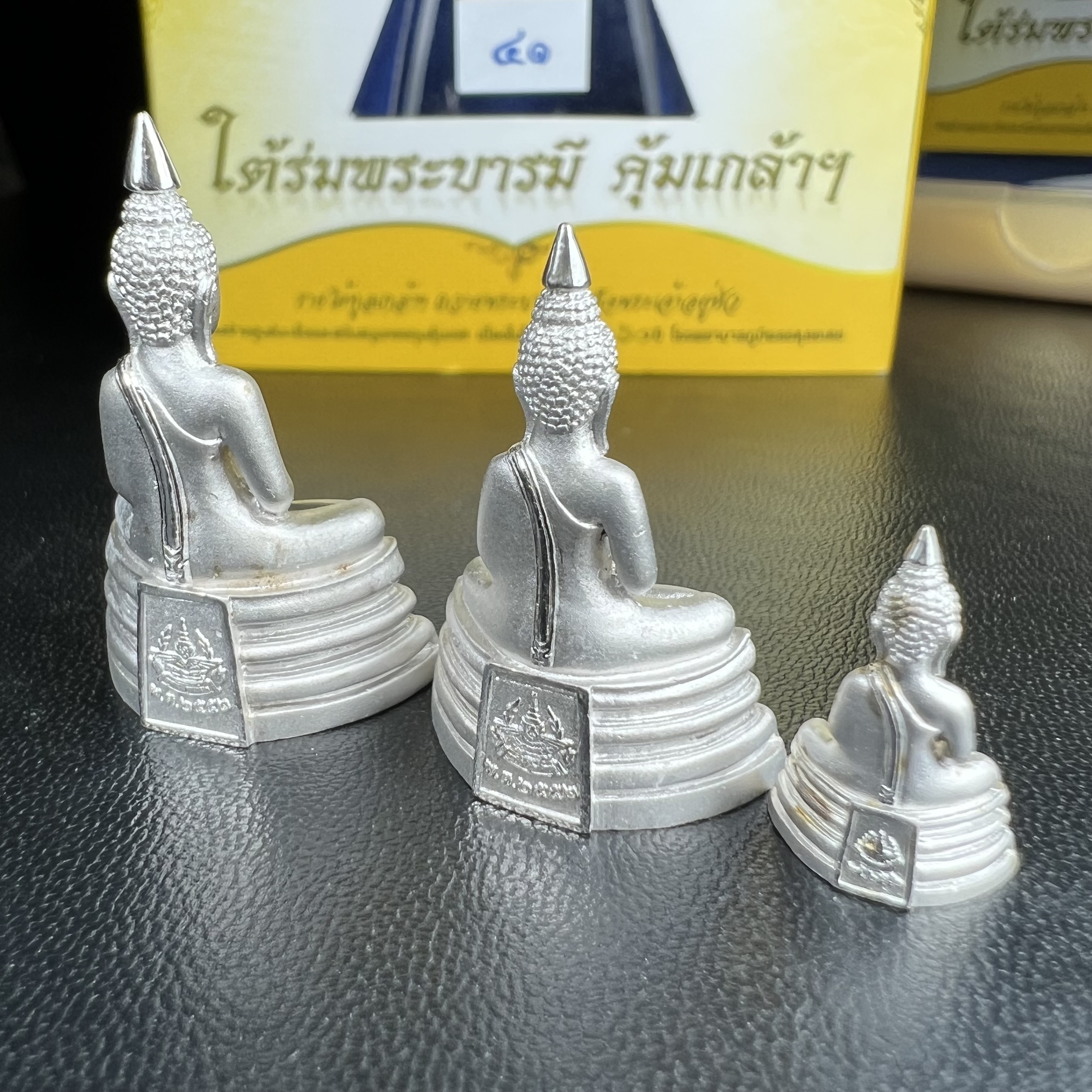 พระพุทธโสธร คุ้มเกล้าฯ ภปร.(ใต้ร่มพระบารมี คุ้มเกล้า) 60ปี รพ.ภูมิพลฯ พ.ศ.2552 เนื้อเงิน ชุบทองคำขาว(ลอยองค์พิมพ์ ใหญ่+กลาง+เล็ก)(1ชุด 3 พิมพ์ ครบทุกแบบที่จัดสร้าง)1 ใน 5000 ชุด ครบชุดหายาก