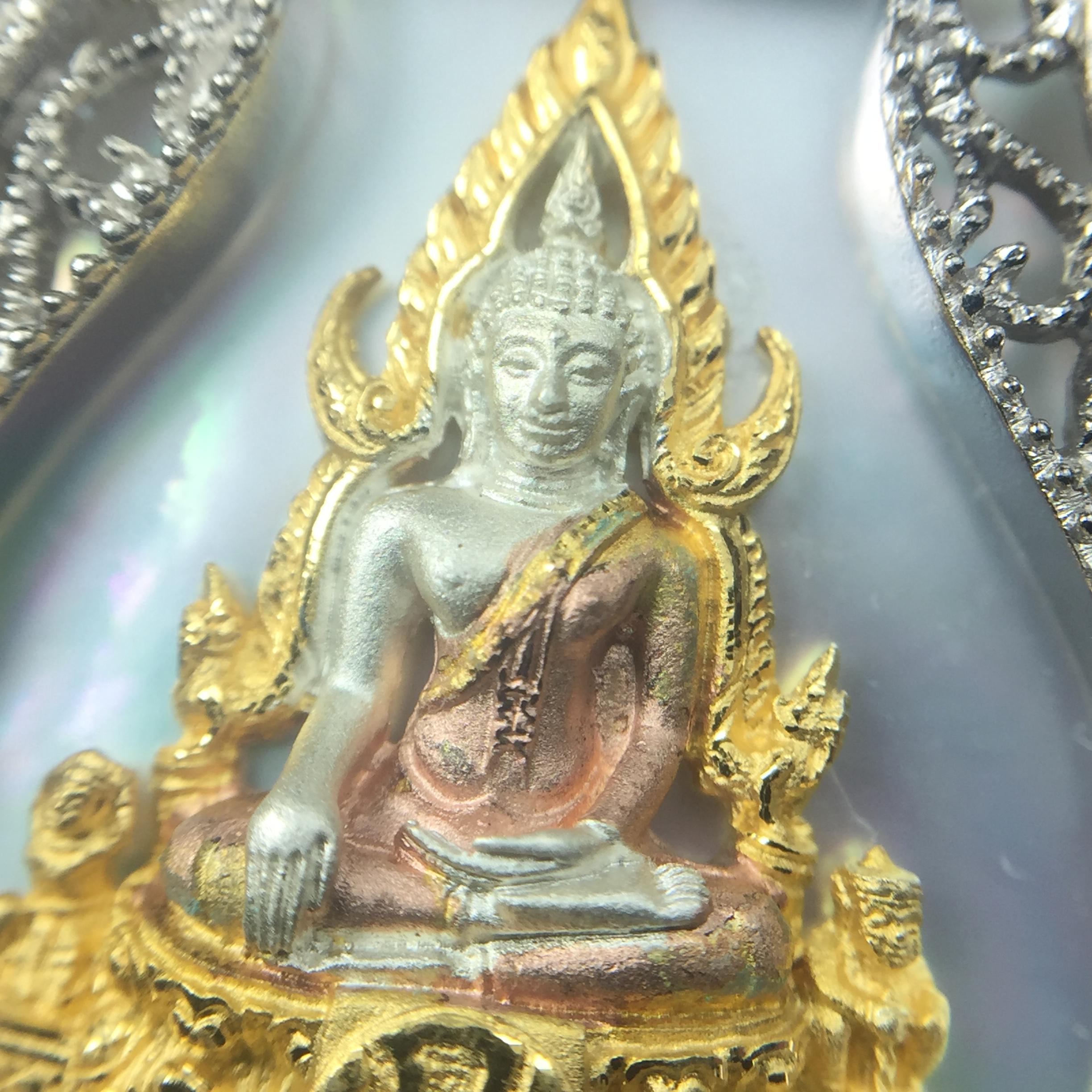 พระพุทธชินราช ภปร. โครงการ "เพราะแผ่นดินนี้ คือ แผ่นดินเกิด" ปี2548(รุ่นแรก) เหรียญทรงเสมา ขนาด 21 x 29 มม.เนื้อเงินสามกษัตริย์ องค์พระชุบสามกษัตริย์ ล้อมด้วยกรอบเงินชุบทองคำขาวสลักเสลาเป็นลวดลายละเอียดอ่อน ส่วนพื้นองค์พระเป็นเปลือกหอยมุขงดงาม