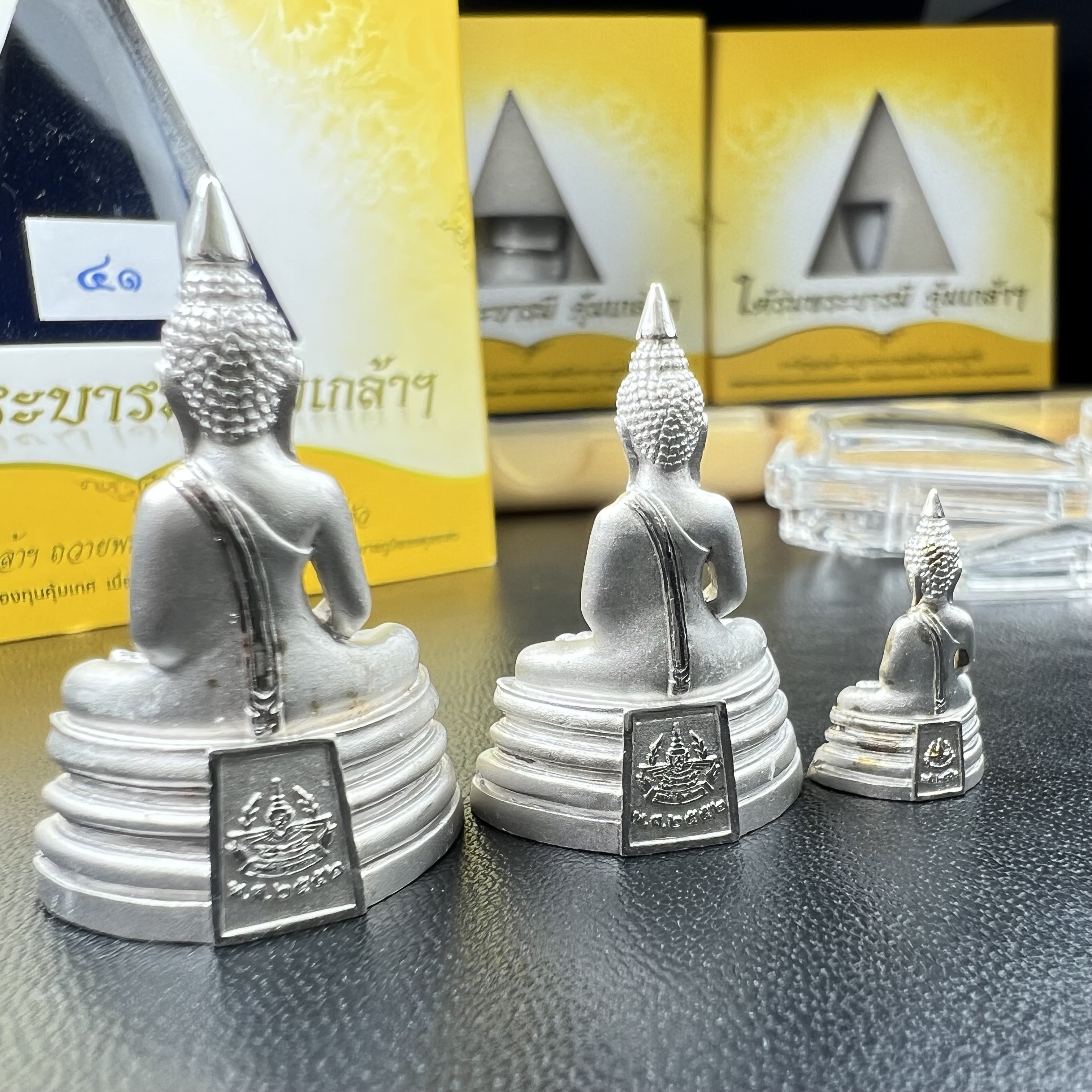 พระพุทธโสธร คุ้มเกล้าฯ ภปร.(ใต้ร่มพระบารมี คุ้มเกล้า) 60ปี รพ.ภูมิพลฯ พ.ศ.2552 เนื้อเงิน ชุบทองคำขาว(ลอยองค์พิมพ์ ใหญ่+กลาง+เล็ก)(1ชุด 3 พิมพ์ ครบทุกแบบที่จัดสร้าง)1 ใน 5000 ชุด ครบชุดหายาก