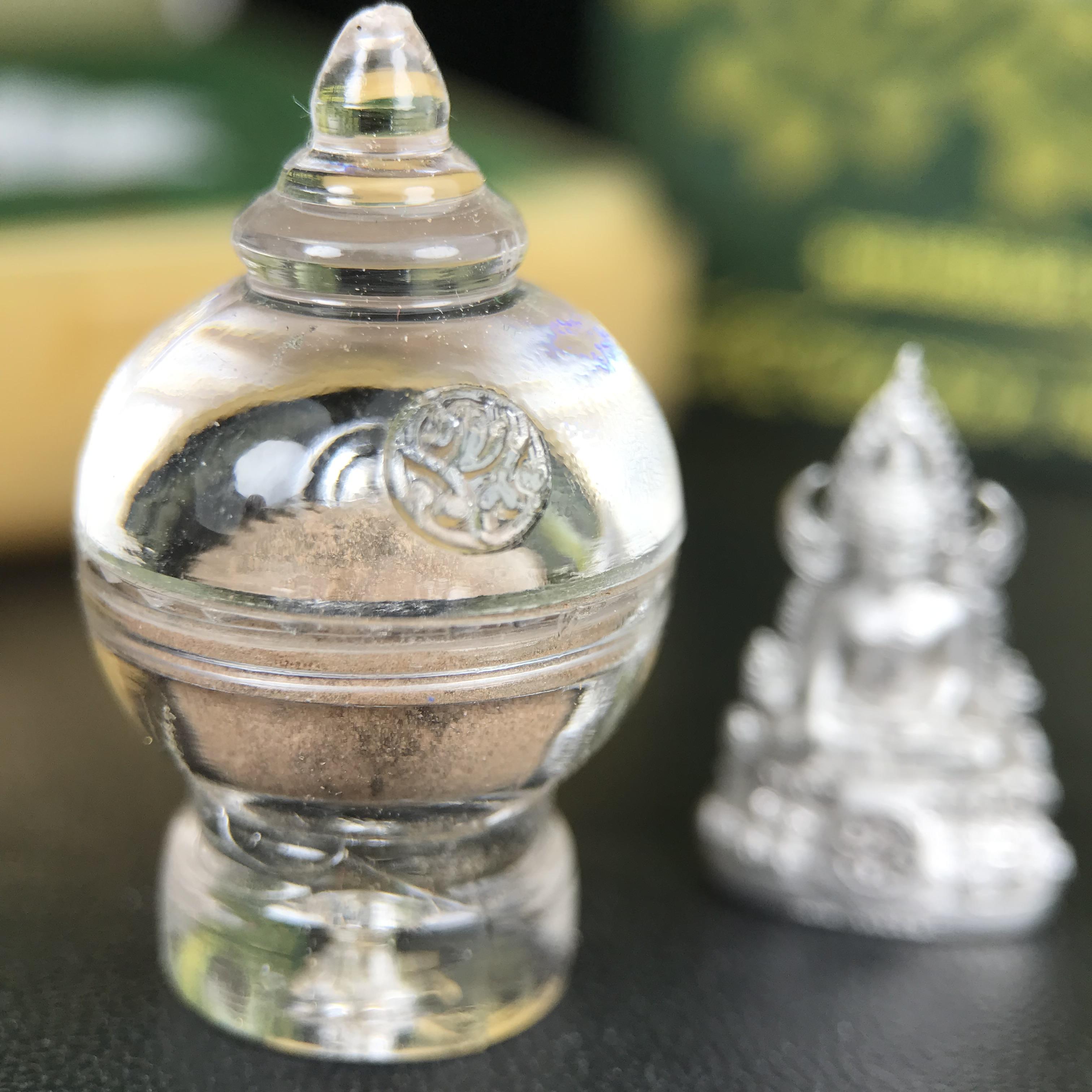 พระพุทธชินราช ภปร. 84 พรรษา พิมพ์เล็กขนาดหน้าตัก 1/4 นิ้ว(สูง 2.0 ซม.)เนื้อเงินชุบทองคำขาว (สภาพผิวสวยเดิม)(พระราชทานมวลสาร จิตรลดาและเส้นพระเจ้า(เส้นผม))พุทธศิลป์ทรงคุณค่าอีกหนึ่งรุ่นยอดนิยม