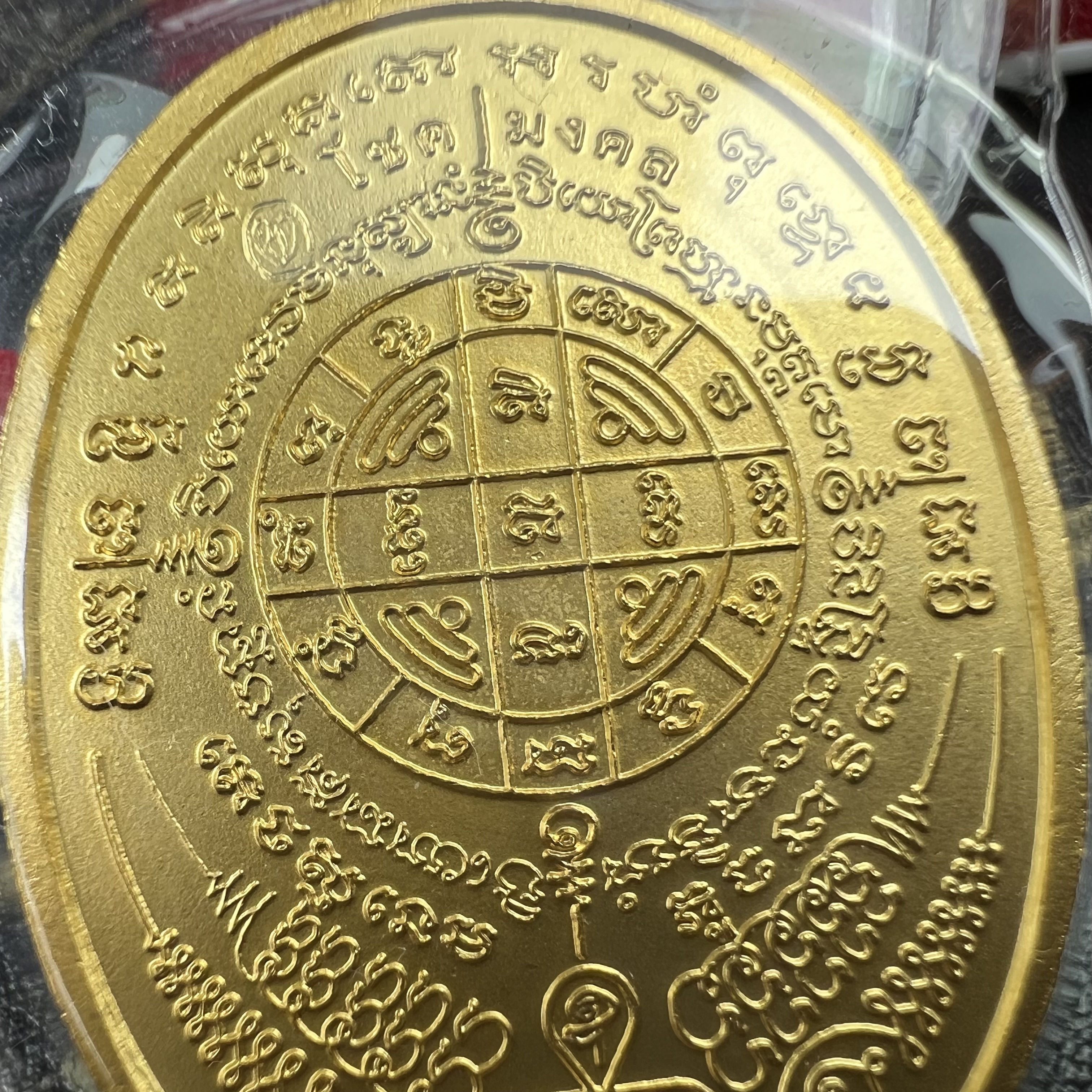 เหรียญครุฑดวงตรามหาเดช หลังยันต์มงกุฏพระเจ้า วัดตรีทศเทพวรวิหาร ปี2553 เนื้อกะไหล่ทองลงยาแดง(สภาพสวยซีนซองเดิมกล่องบรรจุเดิม)ดวงตราแห่งชัยชนะ ความสำเร็จ เจริญรุ่งเรือง แก้อาถรรพ์ ต่างๆ