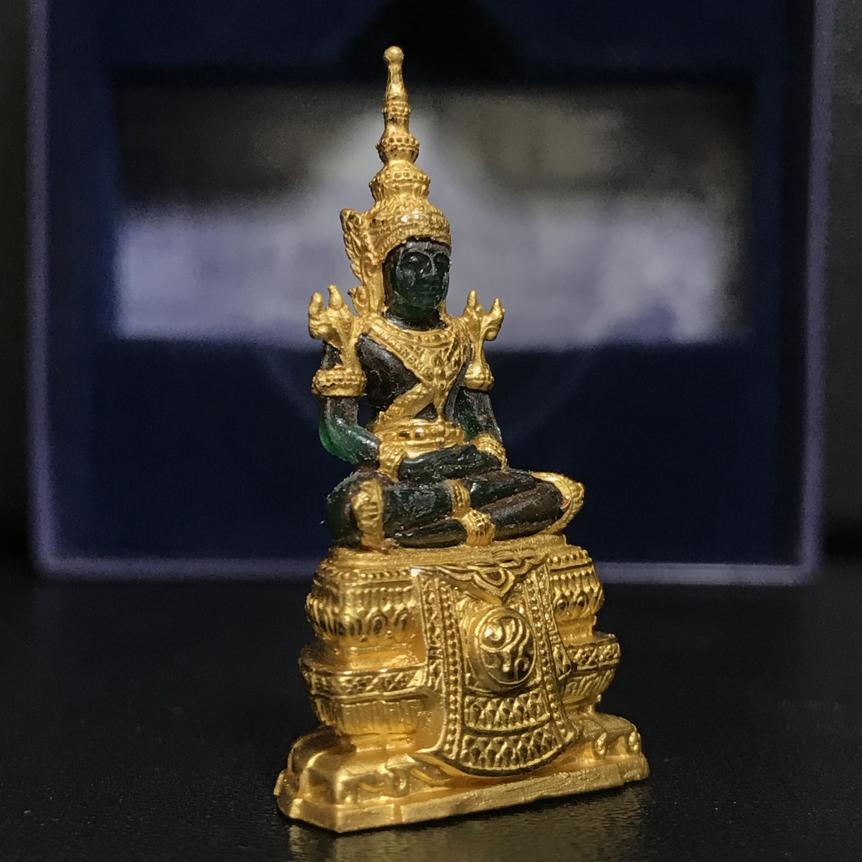 พระแก้วมรกต ภปร. ปี2547 จัดสร้างโดย รพ.ภูมิพลฯ เนื้อเรซิ่นหุ้มทองคำลอยองค์ หน้าตัก 1/2 นิ้ว