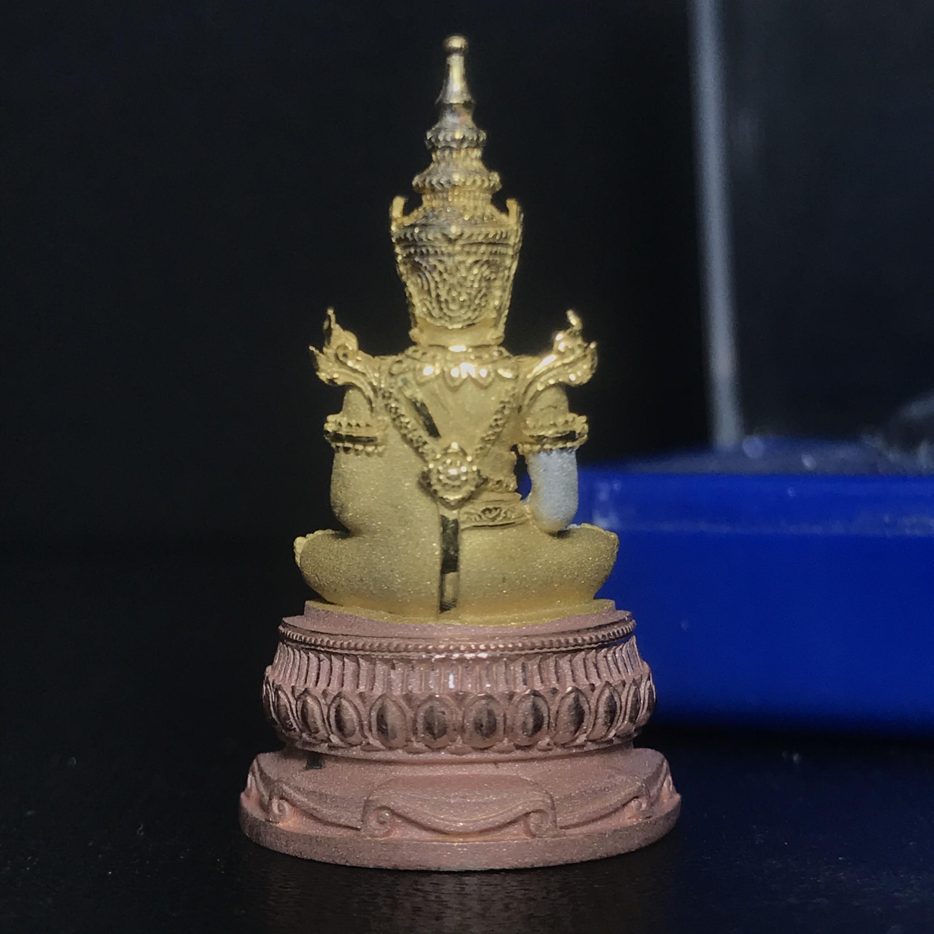 พระแก้วมรกต(จำลอง)ลอยองค์ ขนาดหน้าตัก 1/2 นิ้ว ทรงเครื่องฤดูร้อน เนื้อเงินสามกษัตริย์ ตราสัญลักษณ์ฉลองสิริราชสมบัติ ครบ 60 ปี พ.ศ.2549