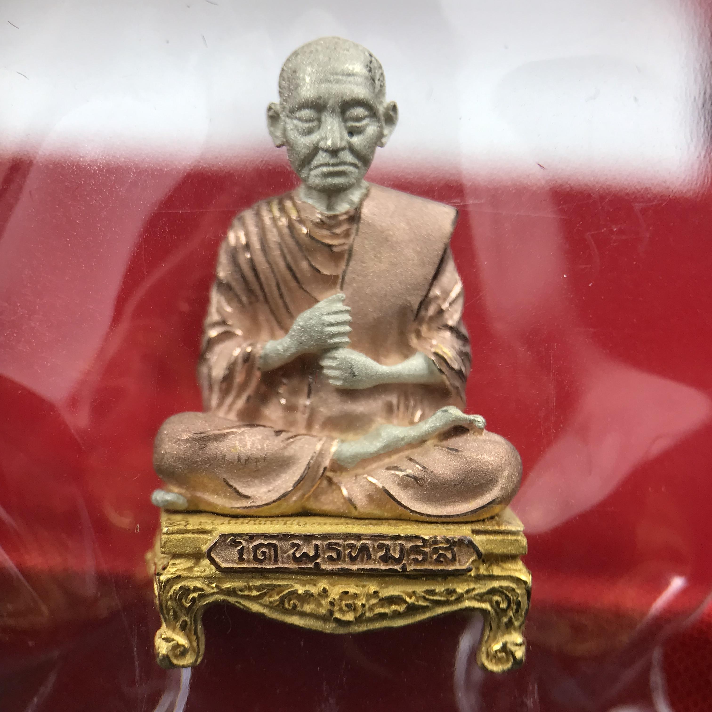 สมเด็จพุฒาจารย์ (โต พรหมรังสี) อนุสรณ์ 128 ปี สมเด็จพระญาณสังวร สมเด็จพระสังฆราช ทรงเมตตาอธิฐานจิต ปี 2543 มหาพุทธาภิเษก 3วาระ รูปเหมือนลอยองค์พิมพ์ใหญ่เนื้อเงินสามกษัตริย์ ขนาด 1.5 x 2.5 ซม. ทรงคุณค่าทั้งด้านความงานด้านพุทธศิลป์ และพุทธคุณ