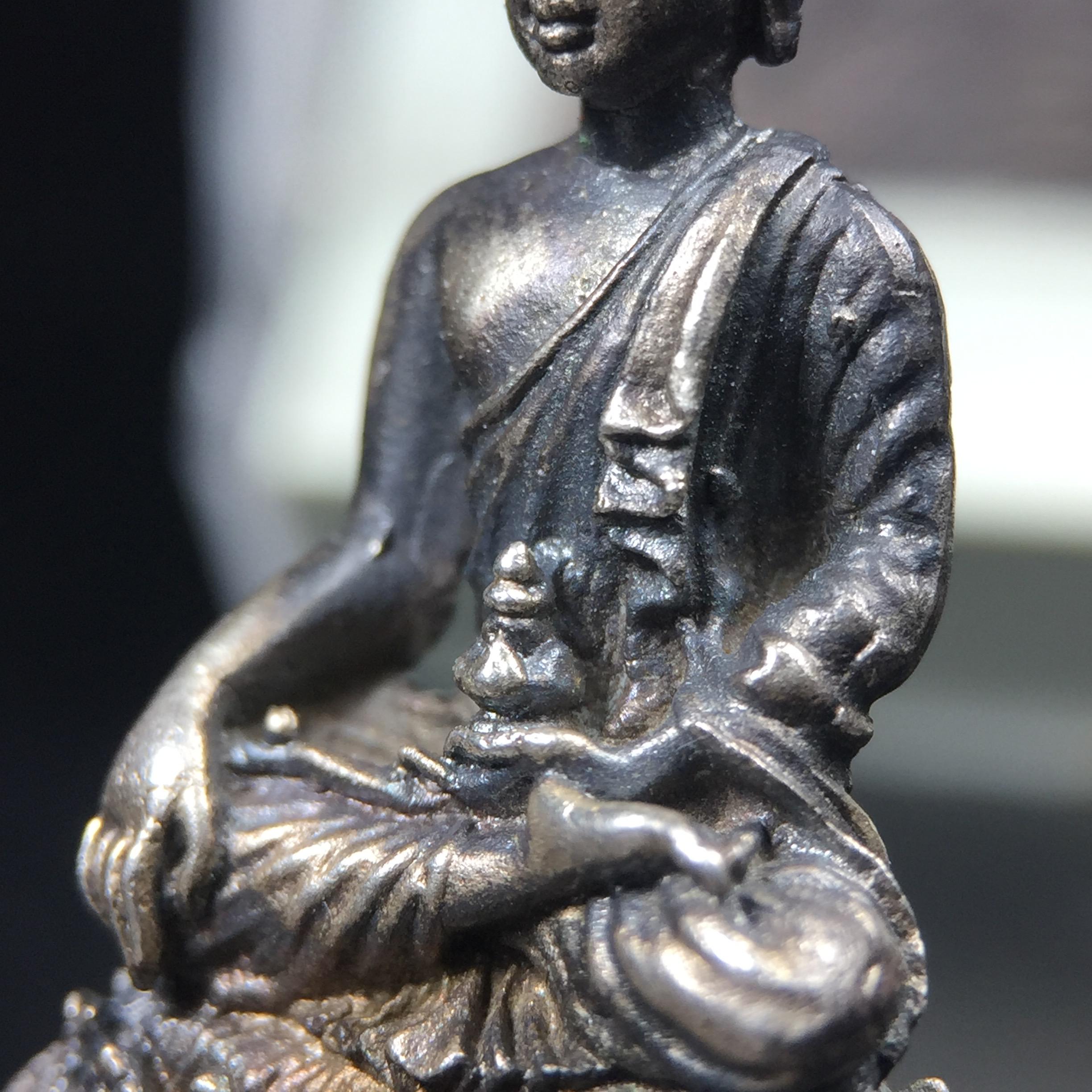 พระกริ่งพรหมรังสี อนุสรณ์ 190 ปี สมเด็จพระพุฒาจารย์ โต วัดอินทรวิหาร ปี2521 เนื้อเงิน(ผิวเดิมเข้มขลัง)พิธีมหาพุทธาภิเษกครั้งยิ่งใหญ่ พิธีสรรพสิทธิชัยไพรีพินาศมหามังคลาภิเษก หมายถึงฤกษ์การปลุกเสกที่เน้นด้านโชคลาภ มีชัยชนะต่อศัตรูการค้า การงาน(รุ่นนี้แนะนำ)