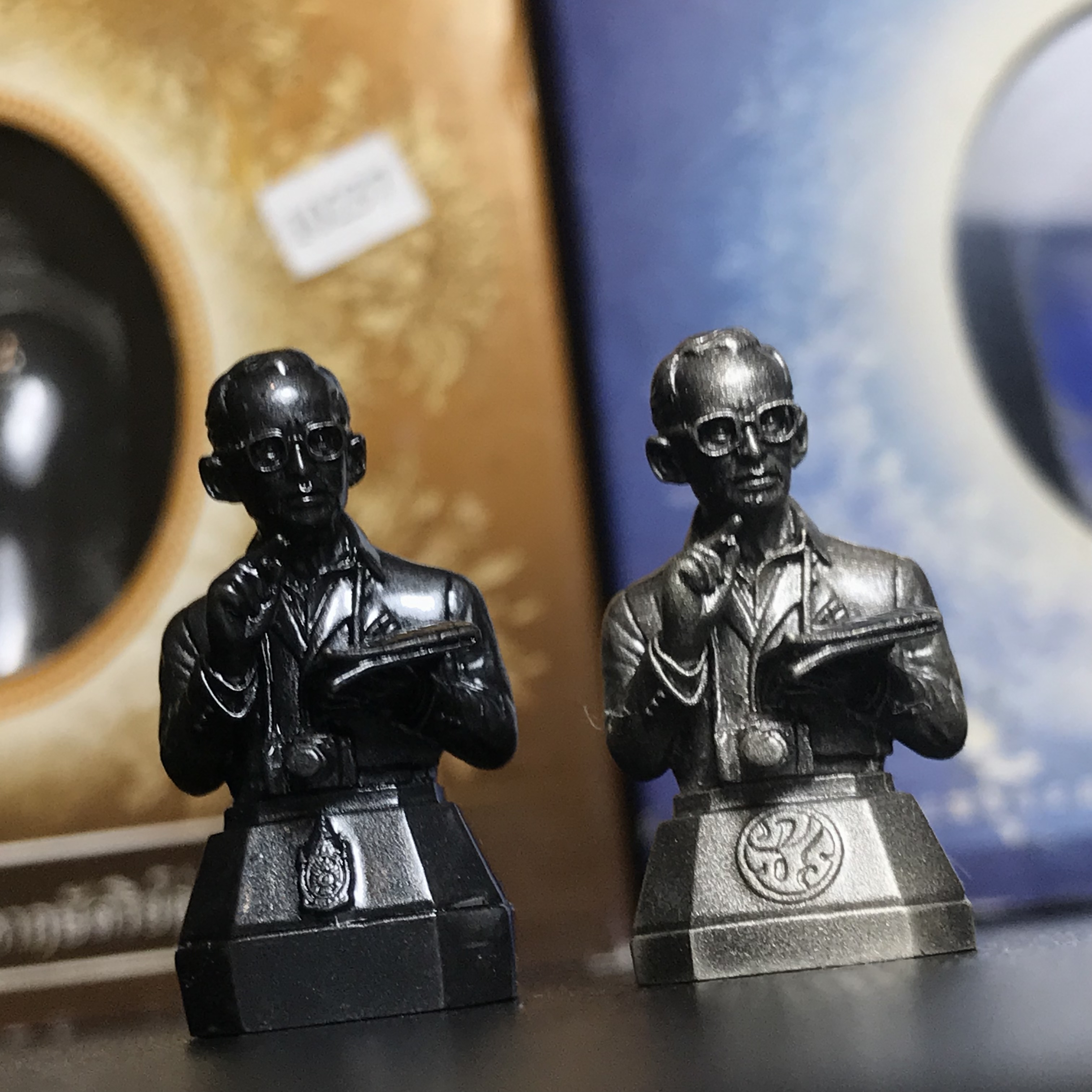 พระบรมรูปพระบาทสมเด็จพระเจ้าอยู่หัว(ทรงงาน)ตราสัญลักษณ์ 80 พรรษา รุ่นเย็นศิระเพราะพระบริบาลปี2550 เนื้อนวโลหะ+พระบรมรูปพระบาทสมเด็จพระเจ้าอยู่หัว(ทรงงาน)ตรา ภ.ป.ร. รุ่นเพราะแผ่นดินนี้คือแผ่นดินเกิด ปี2551 ขนาดสูง 1 นิ้ว เนื้อบรอนซ์ชุบเงินรมดำ(รวม2องค์)