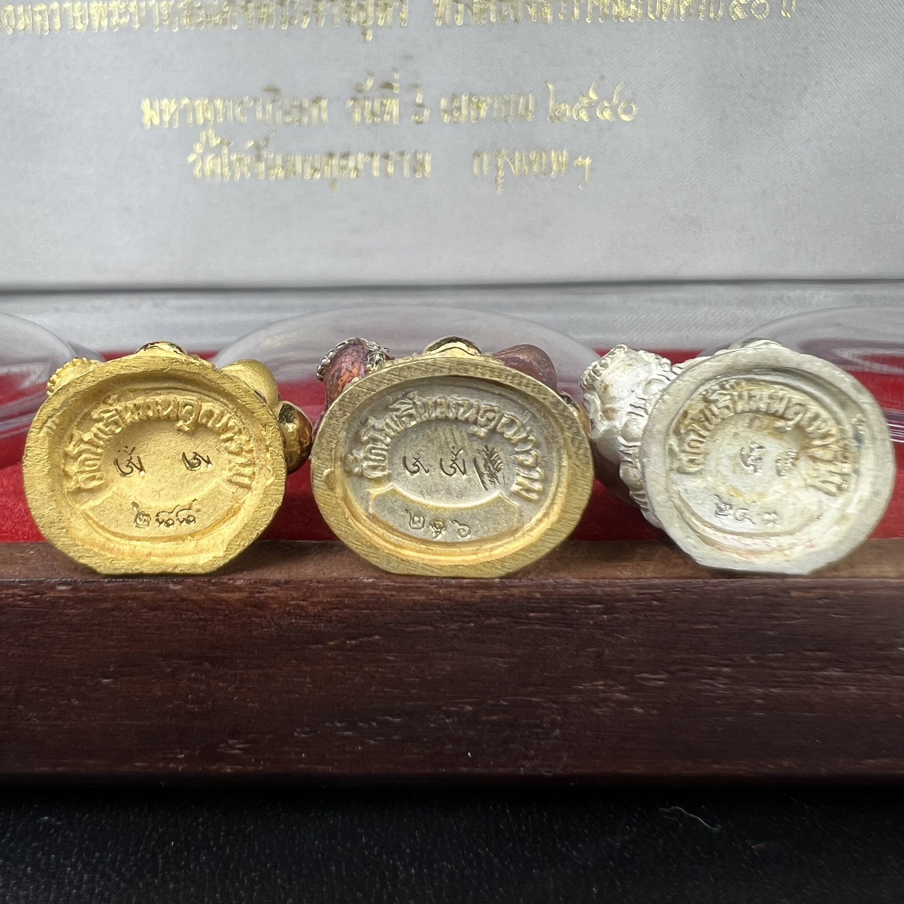 รูปหล่อลอยองค์ พระศรีอริยะเมตตรัยโพธิสัตว์(พระสังกัจจายน์)ชุดทองคำ(เนื้อทองคำ(15.44 กรัม)+เนื้อเงินสามกษัตริย์+เนื้อเงิน) โครงการสร้าง พระศรีอริยะเมตตรัยมหาโพธิสัตว์ น้อมถวายพระบาทสมเด็จพระเจ้าอยู่หัว ทรงครองศิริราชสมบัติครบ 50 ปี วัดโพธิ์แมนคุณาราม