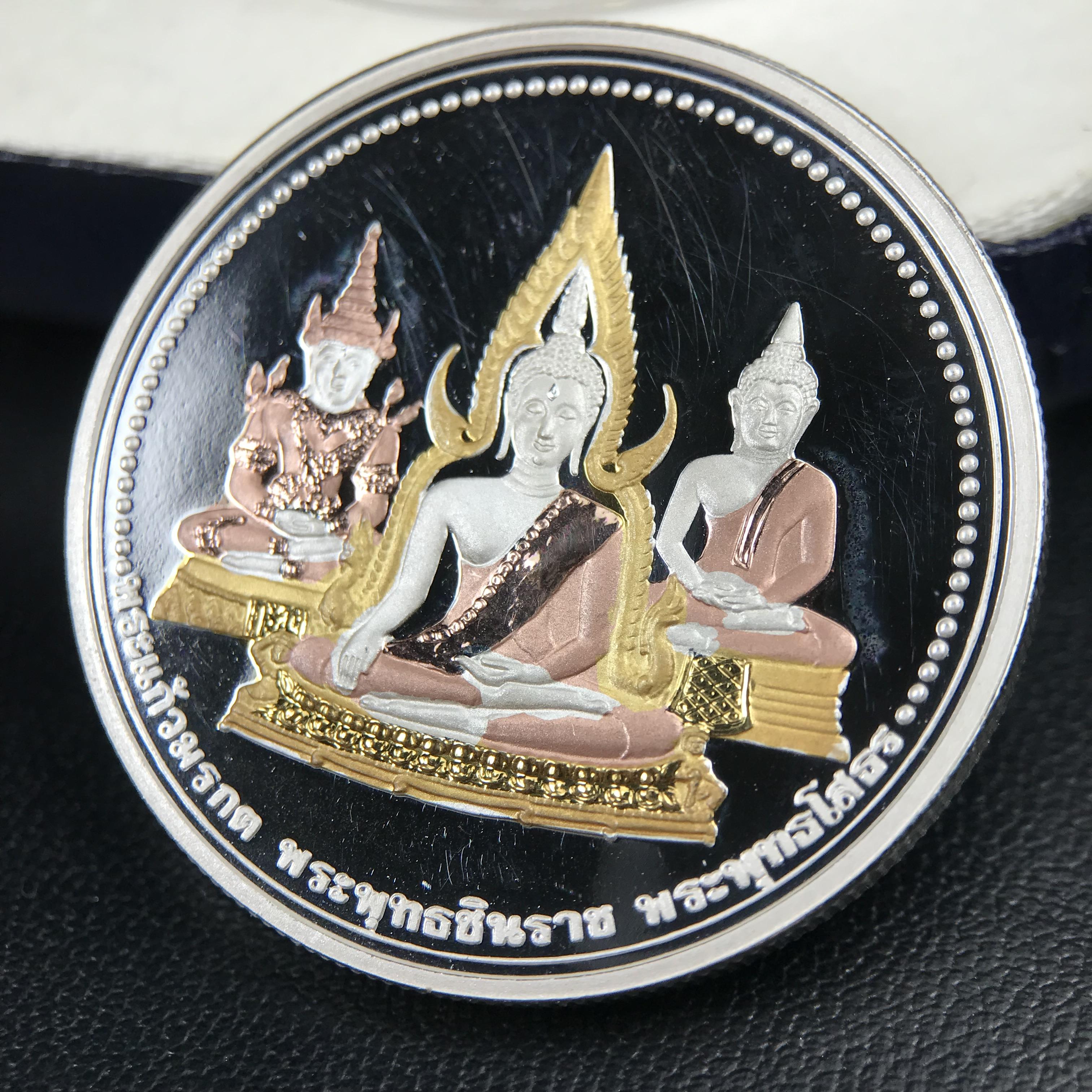 เหรียญพระแก้วมรกต พระพุทธชินราช พระพุทธโสธร รุ่นพุทธบารมี ปี 2540 เนื้อเงินขัดเงา 99.9% ชุบ 3 กษัตริย์ พร้อมกล่องและใบรับรองเดิม พิธีพุทธาภิเษก 2 พิธีมหามงคล(พระพุทธคู่บ้านคู่เมือง รูปแบบเหรียญสวยงดงามมาก พิธีใหญ่ เป็นที่นิยม)สร้างน้อยหายาก 1 ใน500 เหรียญ